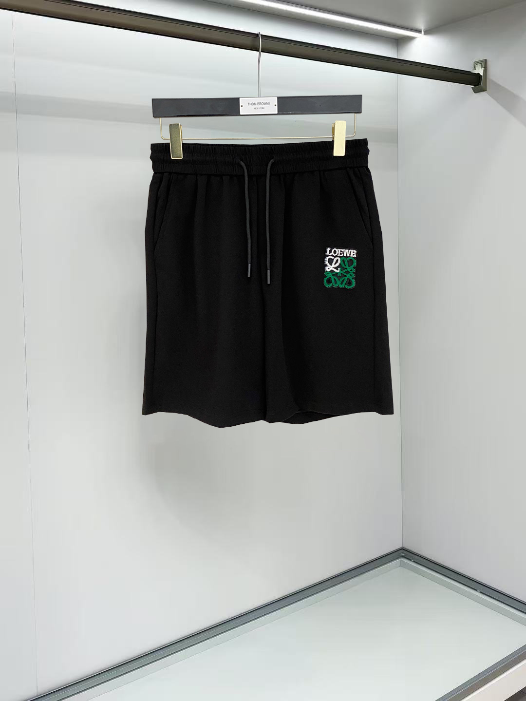 NO:911993,Loewe 2026 spring and summer new men's casual shorts, three-quarter pants, high-end goods, simple, fashionable and generous, customized original imported fabrics, simple and refreshing, high-quality workmanship details, exquisite, simple and generous, versatile style, elegant and handsome upper body, brand new sense of sight!  The appearance is incomparable, the details are in place, and the upper body is not picky!  Size M-3xL,,loewe,shorts,19860909罗意威 2026春夏新款男士休闲短裤 五分裤 高端货简洁时尚大方定制原版进口面料简洁利落又清爽品质做工细节精美简约大方百搭款 上身优雅帅气,焕然一新的即视感！品相无敌,细节都很到位,上身不挑人！ 码数M-3xL,,loewe,shorts,,Men's clothing