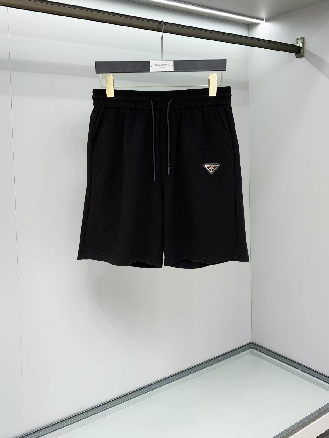 NO:912008,Prada 2026 spring and summer new men's casual shorts, three-quarter pants, high-end goods, simple, fashionable and generous, customized original imported fabrics, simple and refreshing, high-quality workmanship details, exquisite, simple and generous, versatile style, elegant and handsome upper body, brand new sense of sight!  The appearance is incomparable, the details are in place, and the upper body is not picky!  Size M-3xL,,prada,shorts,19860909普拉达 2026春夏新款男士休闲短裤 五分裤 高端货简洁时尚大方定制原版进口面料简洁利落又清爽品质做工细节精美简约大方百搭款 上身优雅帅气,焕然一新的即视感！品相无敌,细节都很到位,上身不挑人！ 码数M-3xL,,prada,shorts,,Men's clothing