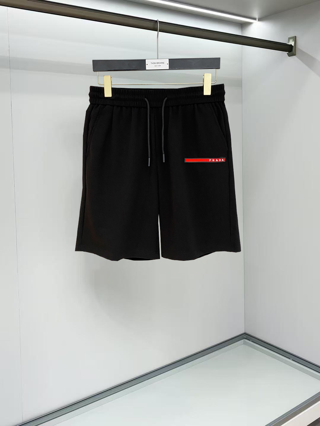 NO:911985,Prada 2026 spring and summer new men's casual shorts, three-quarter pants, high-end goods, simple, fashionable and generous, customized original imported fabrics, simple and refreshing, high-quality workmanship details, exquisite, simple and generous, versatile style, elegant and handsome upper body, brand new sense of sight!  The appearance is incomparable, the details are in place, and the upper body is not picky!  Size M-3xL,,prada,shorts,19860909普拉达 2026春夏新款男士休闲短裤 五分裤 高端货简洁时尚大方定制原版进口面料简洁利落又清爽品质做工细节精美简约大方百搭款 上身优雅帅气,焕然一新的即视感！品相无敌,细节都很到位,上身不挑人！ 码数M-3xL,,prada,shorts,,Men's clothing