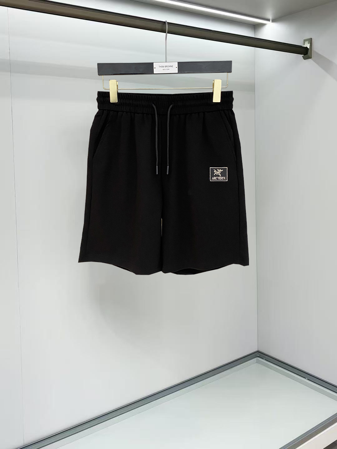 NO:911986,Arc'teryx 2026 spring and summer new men's casual shorts, five-quarter pants, high-end goods, simple, fashionable and generous, customized original imported fabrics, simple and refreshing, high-quality workmanship details, exquisite, simple and generous, versatile style, elegant and handsome upper body, brand new sense of sight!  The appearance is incomparable, the details are in place, and the upper body is not picky!  Code number M-3xL,arc'teryx,shorts,19860909始祖鸟 2026春夏新款男士休闲短裤 五分裤 高端货简洁时尚大方定制原版进口面料简洁利落又清爽品质做工细节精美简约大方百搭款 上身优雅帅气,焕然一新的即视感！品相无敌,细节都很到位,上身不挑人！ 码数M-3xL,arc'teryx,shorts,,Men's clothing