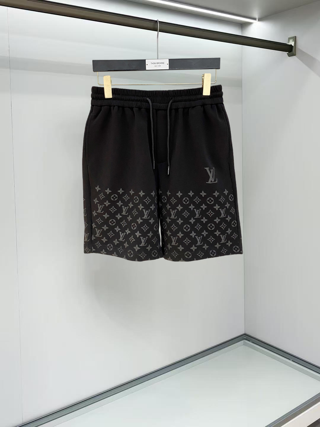 NO:911990,LV 2026 spring and summer new men's casual shorts, three-quarter pants, high-end goods, simple, fashionable and generous, customized original imported fabrics, simple and refreshing, high-quality workmanship details, exquisite, simple and generous, versatile style, elegant and handsome upper body, brand new sense of sight!  The appearance is incomparable, the details are in place, and the upper body is not picky!  Size M-3xL,,louis vuitton,shorts,19860909LV 2026春夏新款男士休闲短裤 五分裤 高端货简洁时尚大方定制原版进口面料简洁利落又清爽品质做工细节精美简约大方百搭款 上身优雅帅气,焕然一新的即视感！品相无敌,细节都很到位,上身不挑人！ 码数M-3xL,,louis vuitton,shorts,,Men's clothing