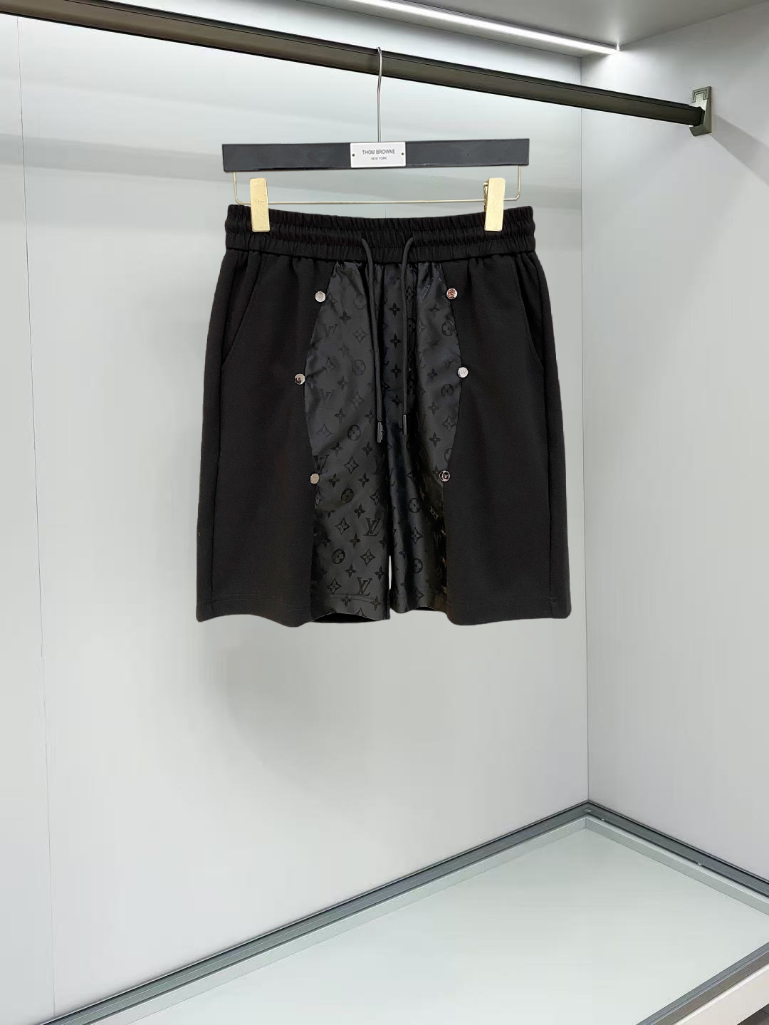 NO:911965,LV 2026 spring and summer new men's casual shorts, three-quarter pants, high-end goods, simple, fashionable and generous, customized original imported fabrics, simple and refreshing, high-quality workmanship details, exquisite, simple and generous, versatile style, elegant and handsome upper body, brand new sense of sight!  The appearance is incomparable, the details are in place, and the upper body is not picky!  Size M-3xL,,louis vuitton,shorts,19860909LV 2026春夏新款男士休闲短裤 五分裤 高端货简洁时尚大方定制原版进口面料简洁利落又清爽品质做工细节精美简约大方百搭款 上身优雅帅气,焕然一新的即视感！品相无敌,细节都很到位,上身不挑人！ 码数M-3xL,,louis vuitton,shorts,,Men's clothing
