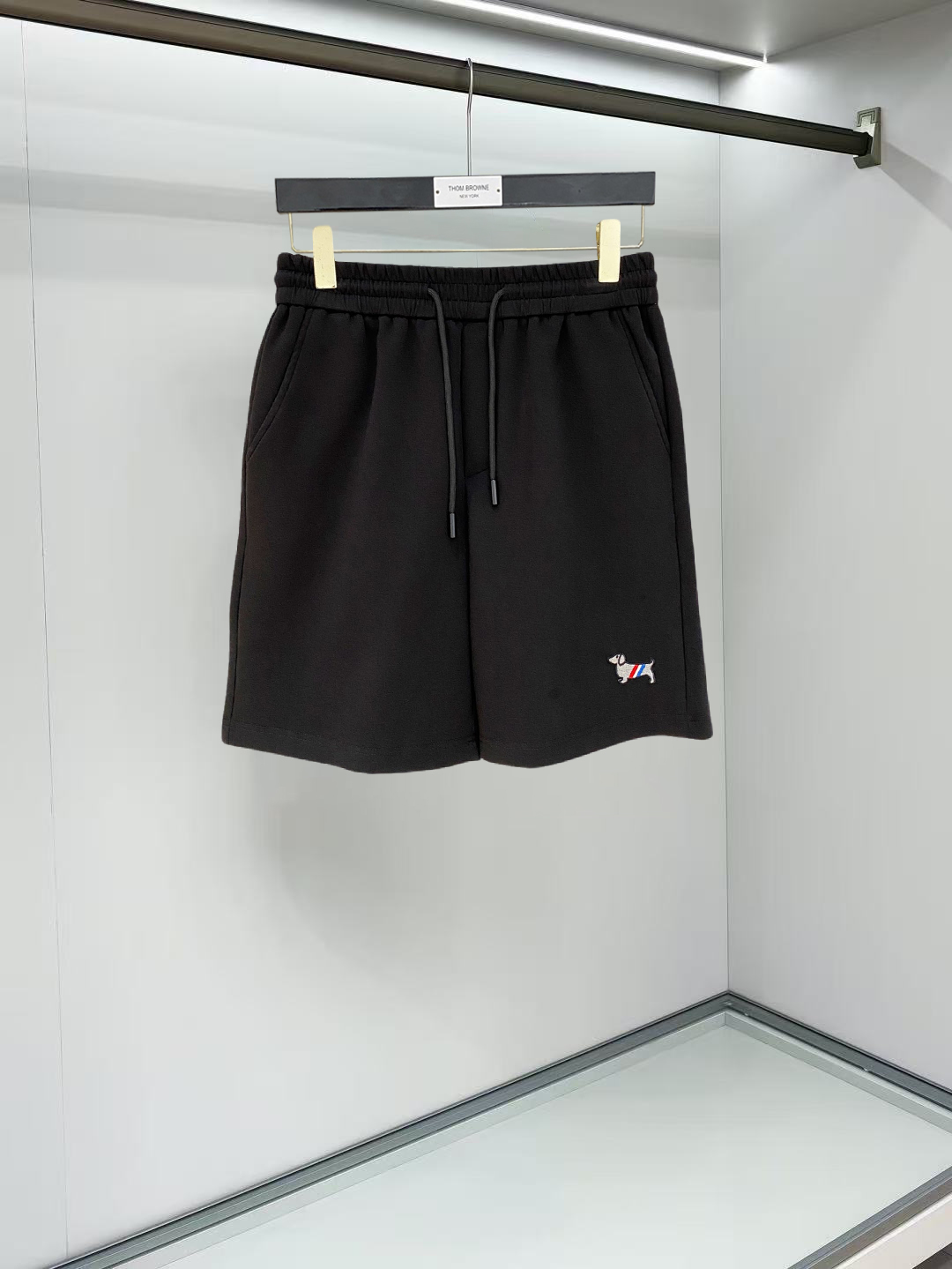 NO:911960,TB 2026 spring and summer new men's casual shorts, three-quarter pants, high-end goods, simple, fashionable and generous, customized original imported fabrics, simple and refreshing, high-quality workmanship details, exquisite, simple and generous, versatile style, elegant and handsome upper body, brand new sense of sight!  The appearance is incomparable, the details are in place, and the upper body is not picky!  Code number M-3xL,,shorts,19860909TB 2026春夏新款男士休闲短裤 五分裤 高端货简洁时尚大方定制原版进口面料简洁利落又清爽品质做工细节精美简约大方百搭款 上身优雅帅气,焕然一新的即视感！品相无敌,细节都很到位,上身不挑人！ 码数M-3xL,,shorts,,Men's clothing