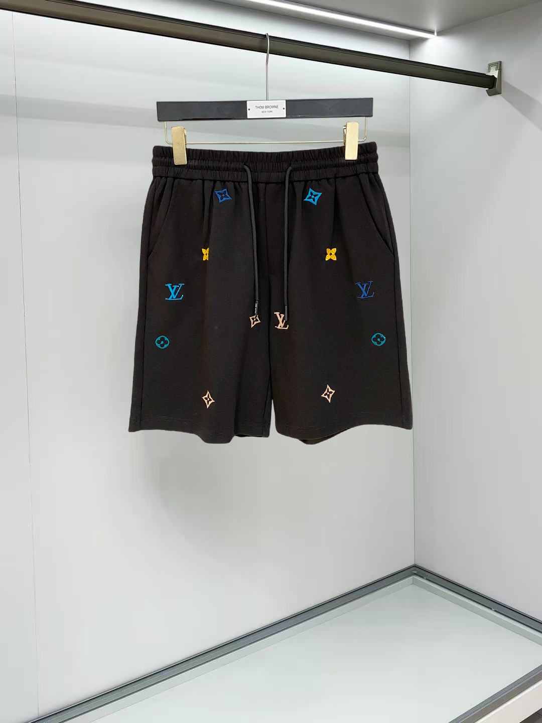 NO:911975,LV 2026 spring and summer new men's casual shorts, three-quarter pants, high-end goods, simple, fashionable and generous, customized original imported fabrics, simple and refreshing, high-quality workmanship details, exquisite, simple and generous, versatile style, elegant and handsome upper body, brand new sense of sight!  The appearance is incomparable, the details are in place, and the upper body is not picky!  Size M-3xL,,louis vuitton,shorts,19860909LV 2026春夏新款男士休闲短裤 五分裤 高端货简洁时尚大方定制原版进口面料简洁利落又清爽品质做工细节精美简约大方百搭款 上身优雅帅气,焕然一新的即视感！品相无敌,细节都很到位,上身不挑人！ 码数M-3xL,,louis vuitton,shorts,,Men's clothing