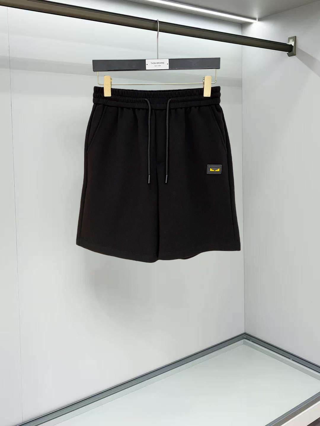 NO:911970,Fendi 2026 spring and summer new men's casual shorts, three-quarter pants, high-end goods, simple, fashionable and generous, customized original imported fabrics, simple and refreshing, high-quality workmanship details, exquisite, simple and generous, versatile style, elegant and handsome upper body, brand new sense of sight!  The appearance is incomparable, the details are in place, and the upper body is not picky!  Size M-3xL,,fendi,shorts,19860909芬迪 2026春夏新款男士休闲短裤 五分裤 高端货简洁时尚大方定制原版进口面料简洁利落又清爽品质做工细节精美简约大方百搭款 上身优雅帅气,焕然一新的即视感！品相无敌,细节都很到位,上身不挑人！ 码数M-3xL,,fendi,shorts,,Men's clothing
