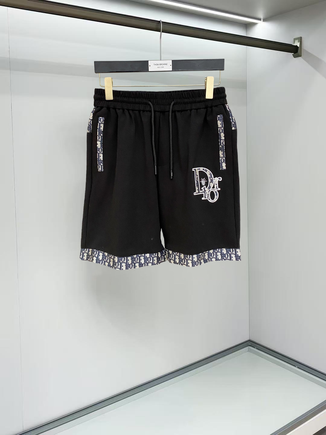 NO:912023,Dior 2026 spring and summer new men's casual shorts, three-quarter pants, high-end goods, simple, fashionable and generous, customized original imported fabrics, simple and refreshing, high-quality workmanship details, exquisite, simple and generous, versatile style, elegant and handsome upper body, brand new sense of sight!  The appearance is incomparable, the details are in place, and the upper body is not picky!  Size M-3xL,,dior,shorts,19860909迪奥 2026春夏新款男士休闲短裤 五分裤 高端货简洁时尚大方定制原版进口面料简洁利落又清爽品质做工细节精美简约大方百搭款 上身优雅帅气,焕然一新的即视感！品相无敌,细节都很到位,上身不挑人！ 码数M-3xL,,dior,shorts,,Men's clothing