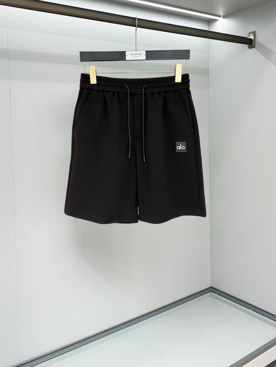 NO:912018,alo 2026 spring and summer new men's casual shorts, three-quarter pants, high-end goods, simple, fashionable and generous, customized original imported fabrics, simple and refreshing, high-quality workmanship details, exquisite, simple and generous, versatile style, elegant and handsome upper body, brand new sense of sight!  The appearance is incomparable, the details are in place, and the upper body is not picky!  Code number M-3xL,,shorts,19860909alo 2026春夏新款男士休闲短裤 五分裤 高端货简洁时尚大方定制原版进口面料简洁利落又清爽品质做工细节精美简约大方百搭款 上身优雅帅气,焕然一新的即视感！品相无敌,细节都很到位,上身不挑人！ 码数M-3xL,,shorts,,Men's clothing