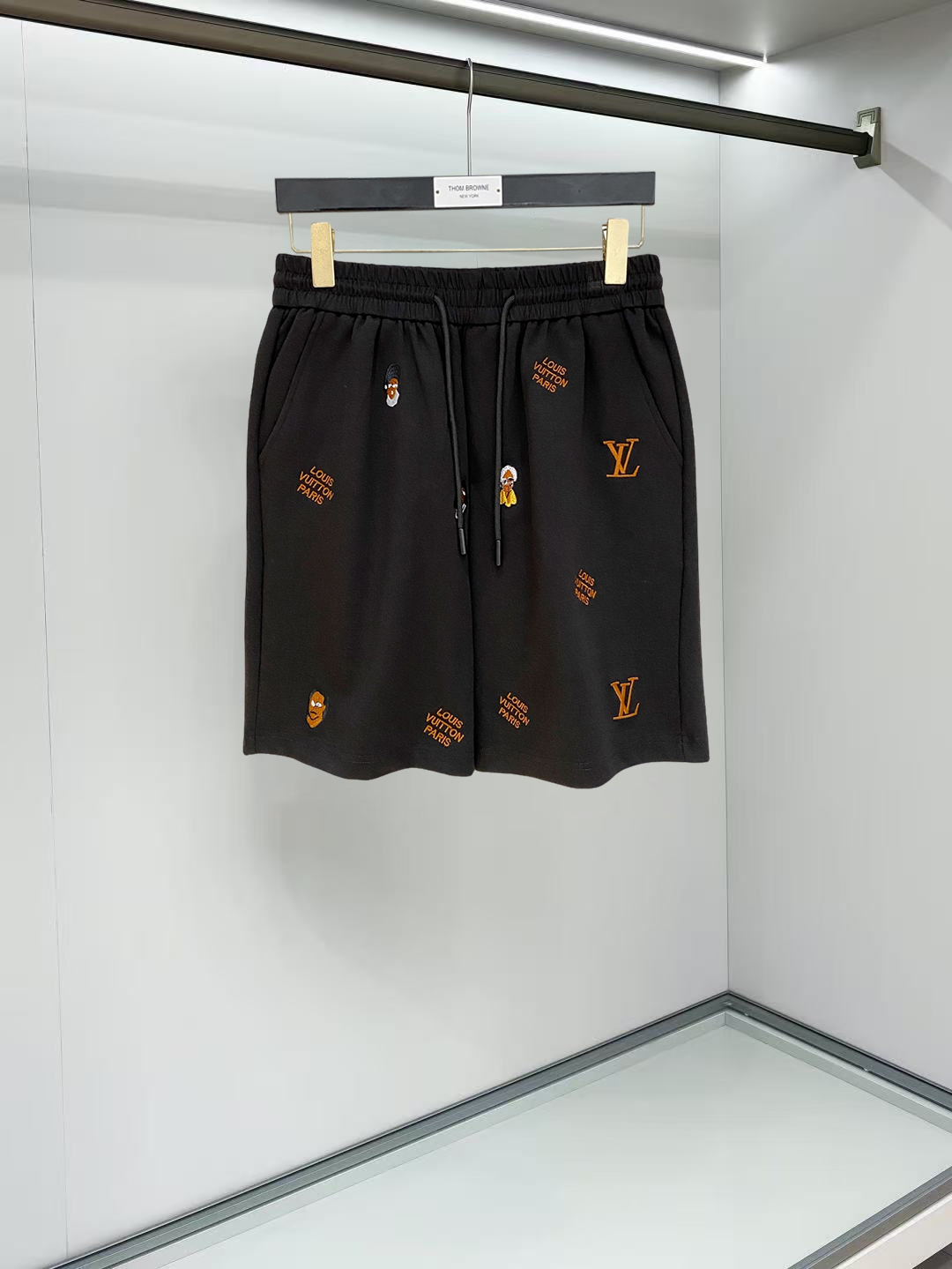 NO:912033,LV 2026 spring and summer new men's casual shorts, three-quarter pants, high-end goods, simple, fashionable and generous, customized original imported fabrics, simple and refreshing, high-quality workmanship details, exquisite, simple and generous, versatile style, elegant and handsome upper body, brand new sense of sight!  The appearance is incomparable, the details are in place, and the upper body is not picky!  Size M-3xL,,louis vuitton,shorts,19860909LV 2026春夏新款男士休闲短裤 五分裤 高端货简洁时尚大方定制原版进口面料简洁利落又清爽品质做工细节精美简约大方百搭款 上身优雅帅气,焕然一新的即视感！品相无敌,细节都很到位,上身不挑人！ 码数M-3xL,,louis vuitton,shorts,,Men's clothing