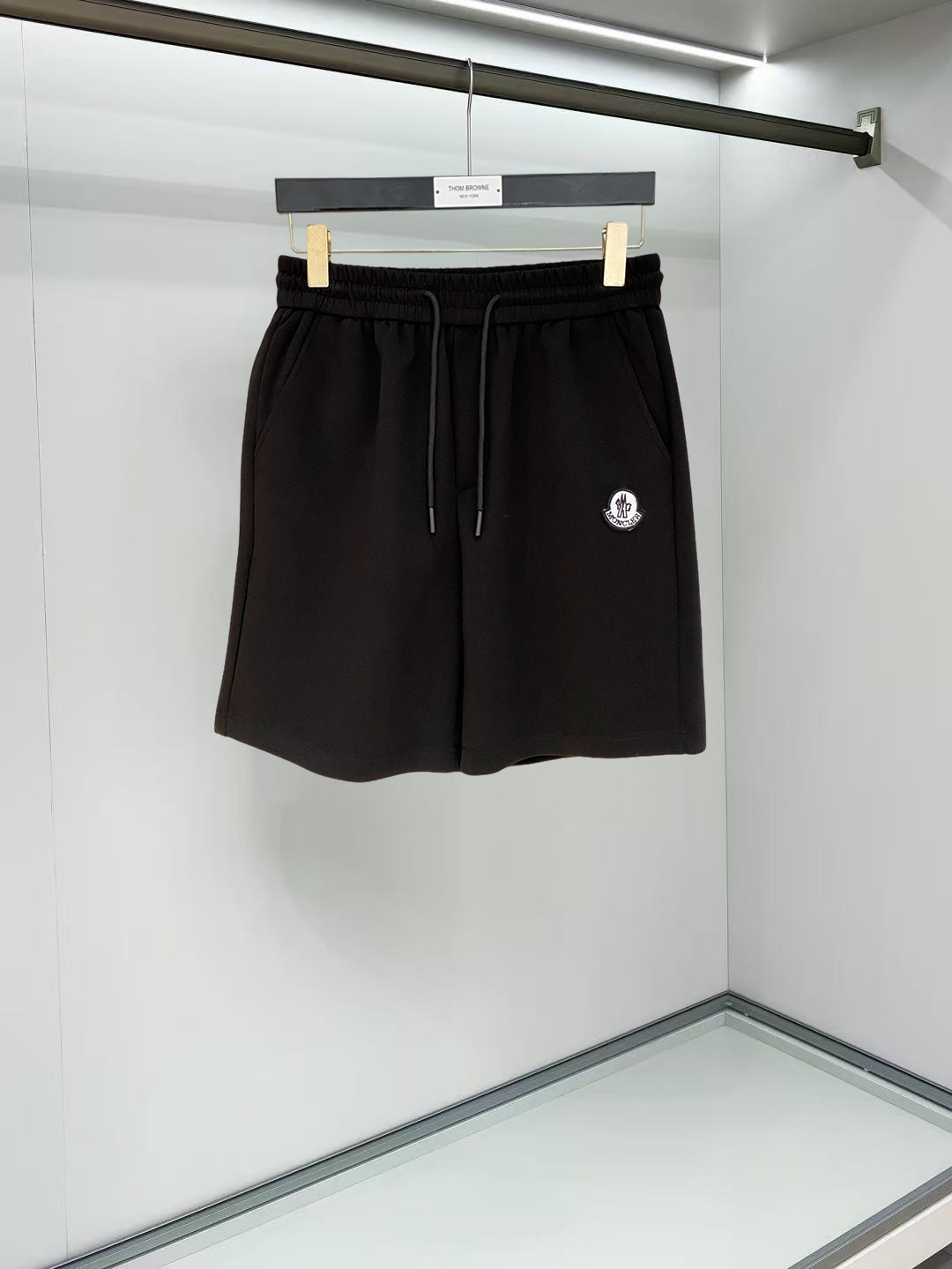 NO:912028,Mengkou 2026 spring and summer new men's casual shorts, five-quarter pants, high-end goods, simple, fashionable and generous, customized original imported fabrics, simple and refreshing, high-quality workmanship details, exquisite, simple and generous, versatile style, elegant and handsome upper body, brand new sense of sight!  The appearance is incomparable, the details are in place, and the upper body is not picky!  Size M-3xL,,Moncler,shorts,19860909蒙口 2026春夏新款男士休闲短裤 五分裤 高端货简洁时尚大方定制原版进口面料简洁利落又清爽品质做工细节精美简约大方百搭款 上身优雅帅气,焕然一新的即视感！品相无敌,细节都很到位,上身不挑人！ 码数M-3xL,,Moncler,shorts,,Men's clothing