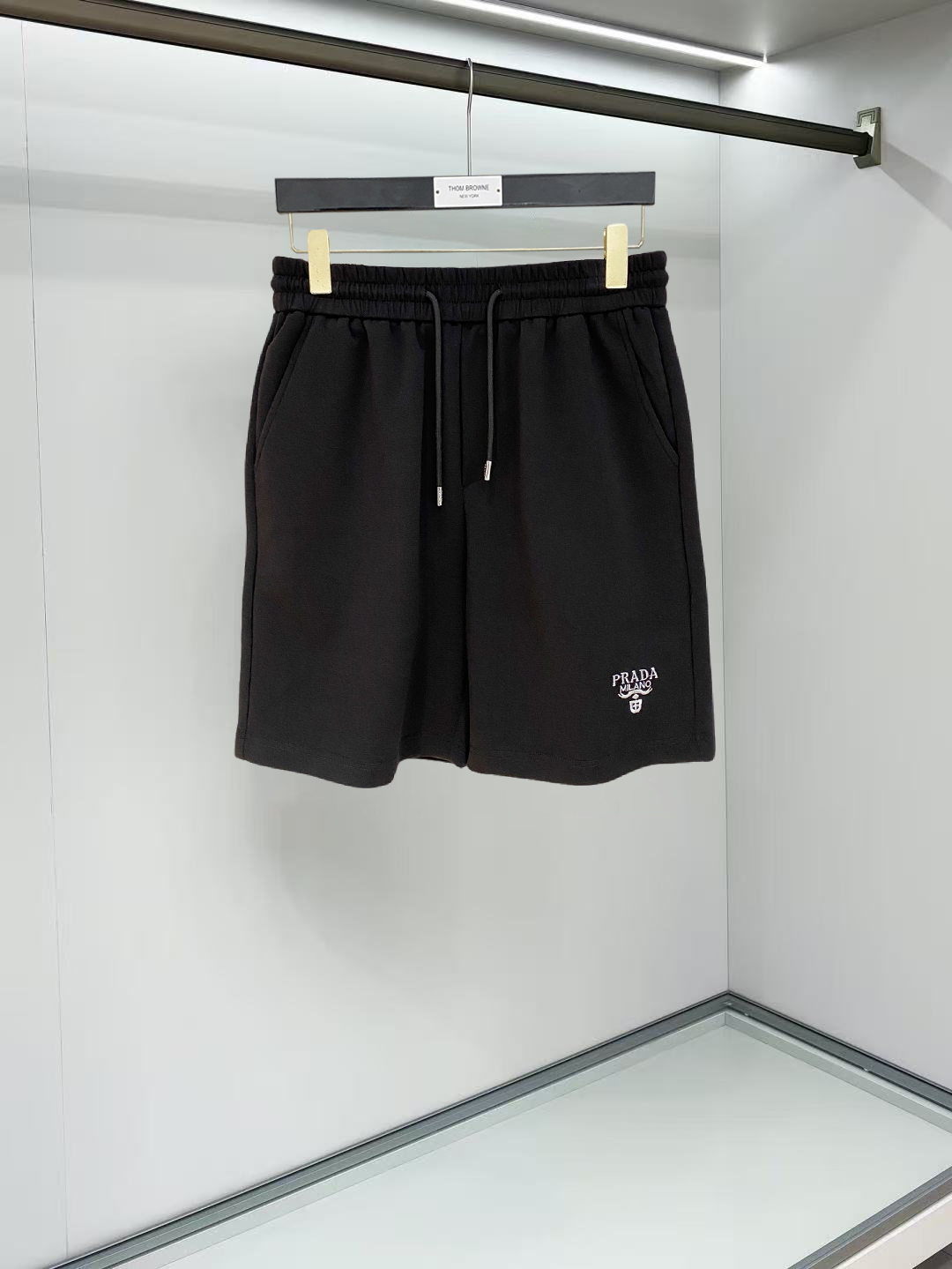 NO:911946,Prada 2026 spring and summer new men's casual shorts, three-quarter pants, high-end goods, simple, fashionable and generous, customized original imported fabrics, simple and refreshing, high-quality workmanship details, exquisite, simple and generous, versatile style, elegant and handsome upper body, brand new sense of sight!  The appearance is incomparable, the details are in place, and the upper body is not picky!  Size M-3xL,,prada,shorts,19860909普拉达 2026春夏新款男士休闲短裤 五分裤 高端货简洁时尚大方定制原版进口面料简洁利落又清爽品质做工细节精美简约大方百搭款 上身优雅帅气,焕然一新的即视感！品相无敌,细节都很到位,上身不挑人！ 码数M-3xL,,prada,shorts,,Men's clothing