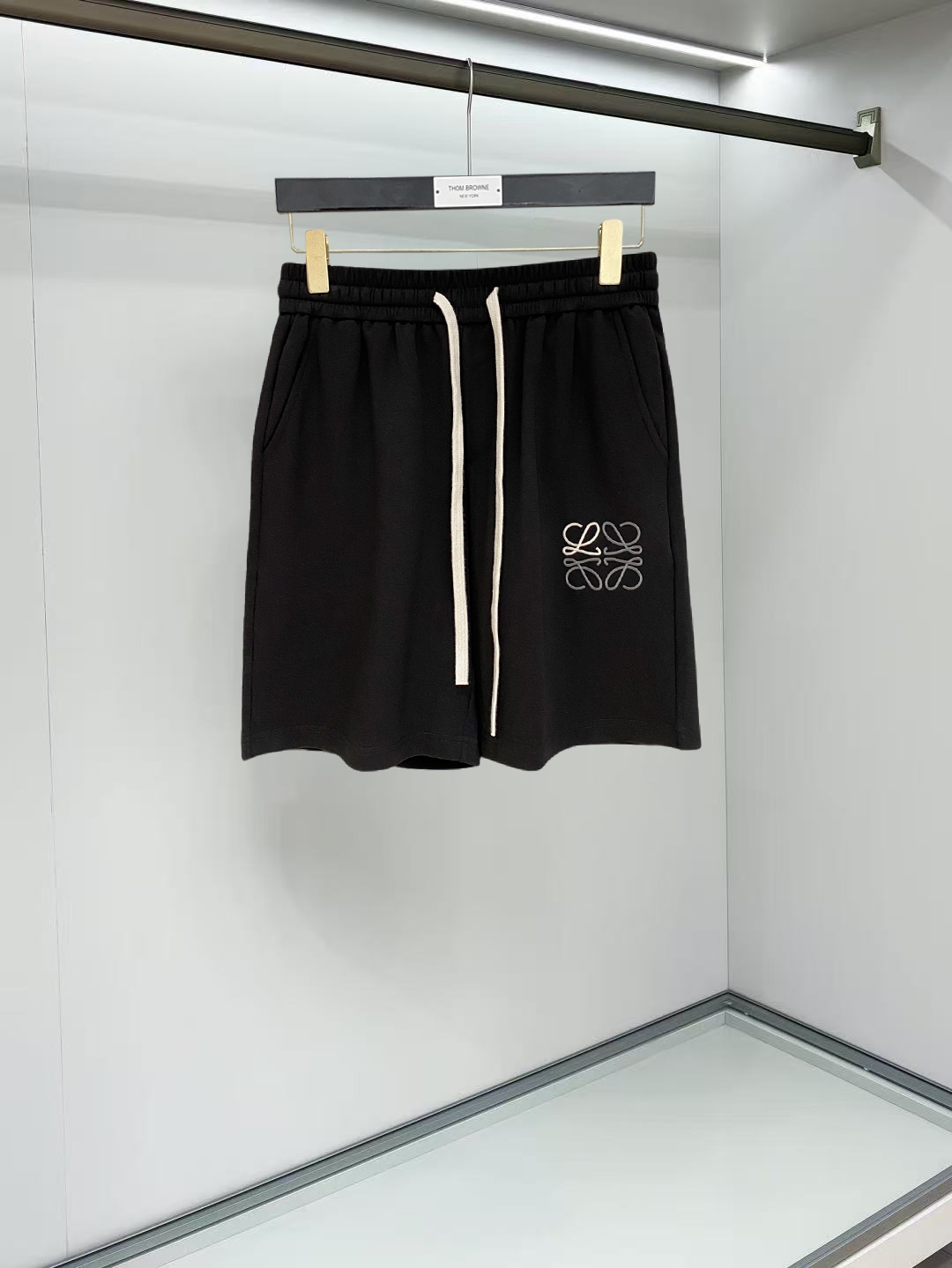 NO:912003,Loewe 2026 spring and summer new men's casual shorts, three-quarter pants, high-end goods, simple, fashionable and generous, customized original imported fabrics, simple and refreshing, high-quality workmanship details, exquisite, simple and generous, versatile style, elegant and handsome upper body, brand new sense of sight!  The appearance is incomparable, the details are in place, and the upper body is not picky!  Size M-3xL,,loewe,shorts,19860909罗意威 2026春夏新款男士休闲短裤 五分裤 高端货简洁时尚大方定制原版进口面料简洁利落又清爽品质做工细节精美简约大方百搭款 上身优雅帅气,焕然一新的即视感！品相无敌,细节都很到位,上身不挑人！ 码数M-3xL,,loewe,shorts,,Men's clothing