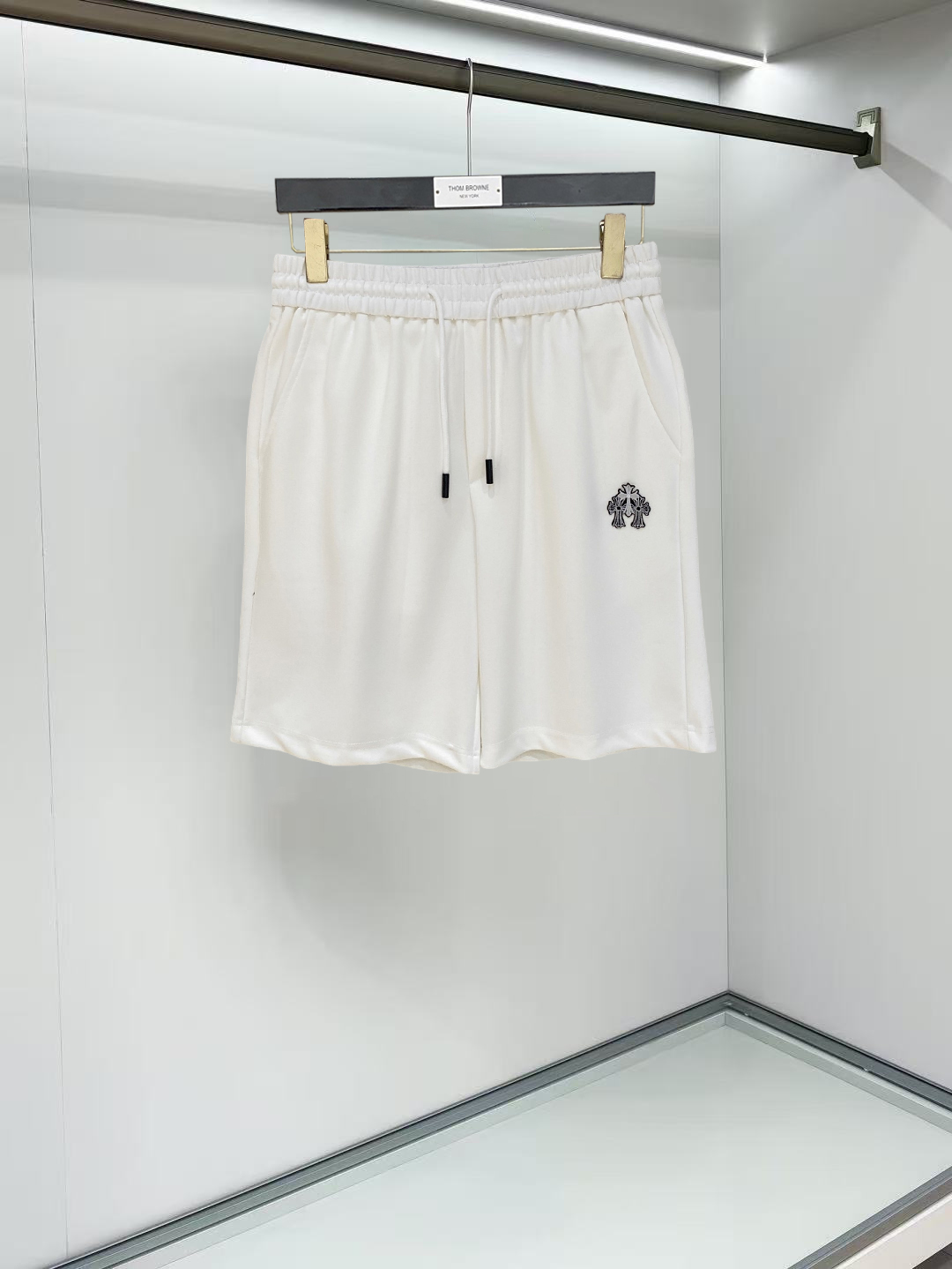 NO:911903,Kroxin 2026 spring and summer new men's casual shorts, five-quarter pants, high-end goods, simple, fashionable and generous, customized original imported fabrics, simple and refreshing, high-quality workmanship details, exquisite, simple and generous, versatile style, elegant and handsome upper body, brand new sense of sight!  The appearance is incomparable, the details are in place, and the upper body is not picky!  Size M-3xL,,chrome hearts,shorts,19860909克罗心 2026春夏新款男士休闲短裤 五分裤 高端货简洁时尚大方定制原版进口面料简洁利落又清爽品质做工细节精美简约大方百搭款 上身优雅帅气,焕然一新的即视感！品相无敌,细节都很到位,上身不挑人！ 码数M-3xL,,chrome hearts,shorts,,Men's clothing