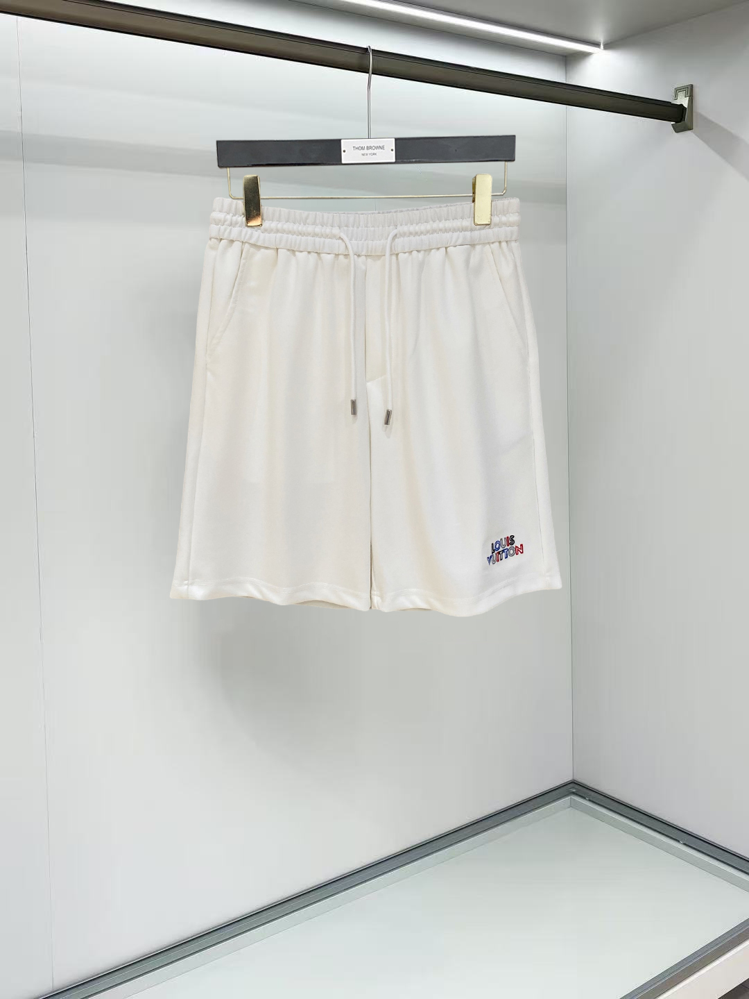 NO:911908,LV 2026 spring and summer new men's casual shorts, three-quarter pants, high-end goods, simple, fashionable and generous, customized original imported fabrics, simple and refreshing, high-quality workmanship details, exquisite, simple and generous, versatile style, elegant and handsome upper body, brand new sense of sight!  The appearance is incomparable, the details are in place, and the upper body is not picky!  Size M-3xL,,louis vuitton,shorts,19860909LV 2026春夏新款男士休闲短裤 五分裤 高端货简洁时尚大方定制原版进口面料简洁利落又清爽品质做工细节精美简约大方百搭款 上身优雅帅气,焕然一新的即视感！品相无敌,细节都很到位,上身不挑人！ 码数M-3xL,,louis vuitton,shorts,,Men's clothing