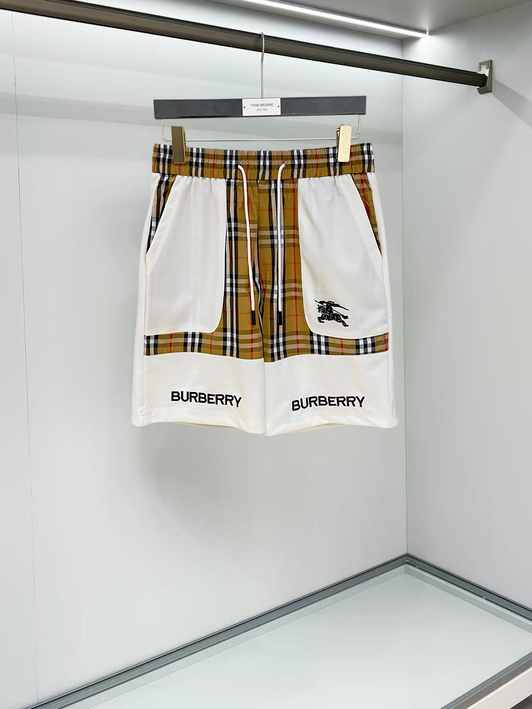 NO:911912,Burberry 2026 spring and summer new men's casual shorts, five-quarter pants, high-end goods, simple, fashionable and generous, customized original imported fabrics, simple and refreshing, high-quality workmanship details, exquisite, simple and generous, versatile style, elegant and handsome upper body, brand new sense of sight!  The appearance is incomparable, the details are in place, and the upper body is not picky!  Size M-3xL,,burberry,shorts,19860909巴宝莉 2026春夏新款男士休闲短裤 五分裤 高端货简洁时尚大方定制原版进口面料简洁利落又清爽品质做工细节精美简约大方百搭款 上身优雅帅气,焕然一新的即视感！品相无敌,细节都很到位,上身不挑人！ 码数M-3xL,,burberry,shorts,,Men's clothing