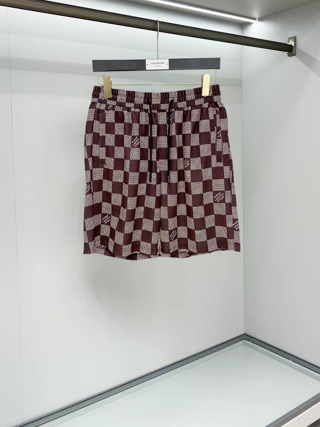 NO:911916,LV 2026 spring and summer new men's casual shorts, three-quarter pants, high-end goods, simple, fashionable and generous, customized original imported fabrics, simple and refreshing, high-quality workmanship details, exquisite, simple and generous, versatile style, elegant and handsome upper body, brand new sense of sight!  The appearance is incomparable, the details are in place, and the upper body is not picky!  Size M-3xL,,louis vuitton,shorts,19860909LV 2026春夏新款男士休闲短裤 五分裤 高端货简洁时尚大方定制原版进口面料简洁利落又清爽品质做工细节精美简约大方百搭款 上身优雅帅气,焕然一新的即视感！品相无敌,细节都很到位,上身不挑人！ 码数M-3xL,,louis vuitton,shorts,,Men's clothing