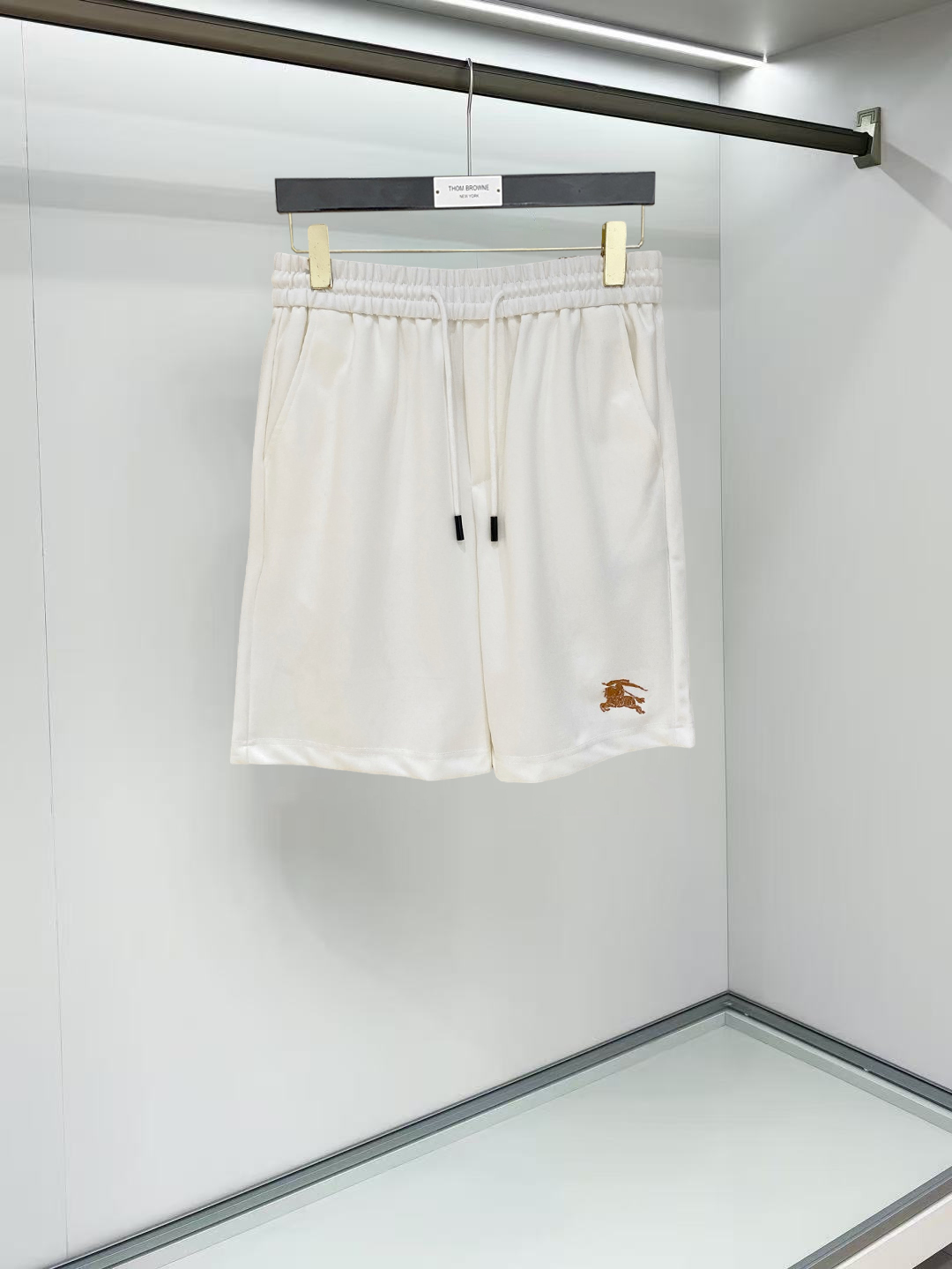 NO:911926,Burberry 2026 spring and summer new men's casual shorts, five-quarter pants, high-end goods, simple, fashionable and generous, customized original imported fabrics, simple and refreshing, high-quality workmanship details, exquisite, simple and generous, versatile style, elegant and handsome upper body, brand new sense of sight!  The appearance is incomparable, the details are in place, and the upper body is not picky!  Size M-3xL,,burberry,shorts,19860909巴宝莉 2026春夏新款男士休闲短裤 五分裤 高端货简洁时尚大方定制原版进口面料简洁利落又清爽品质做工细节精美简约大方百搭款 上身优雅帅气,焕然一新的即视感！品相无敌,细节都很到位,上身不挑人！ 码数M-3xL,,burberry,shorts,,Men's clothing