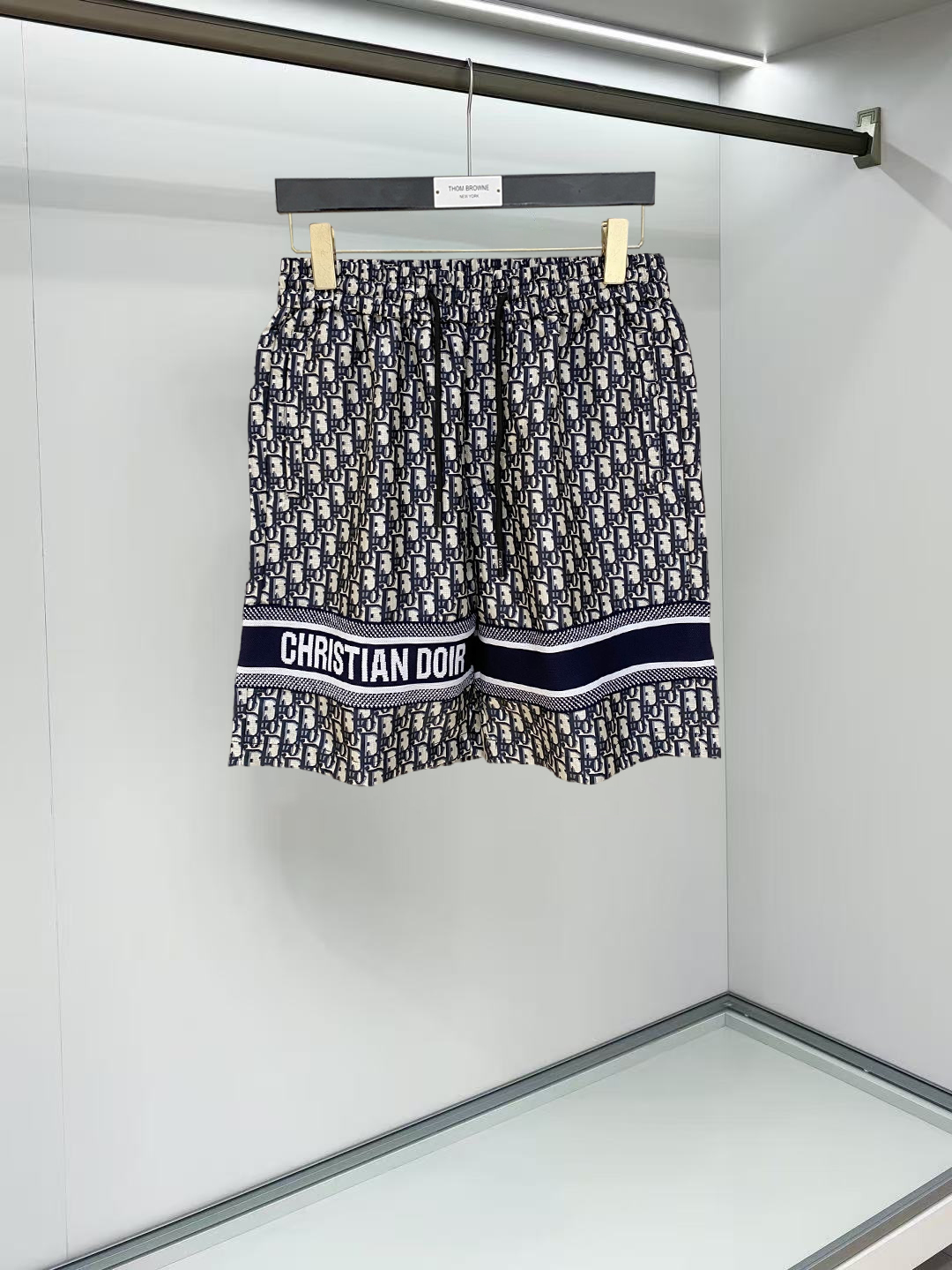 NO:911932,Dior 2026 spring and summer new men's casual shorts, three-quarter pants, high-end goods, simple, fashionable and generous, customized original imported fabrics, simple and refreshing, high-quality workmanship details, exquisite, simple and generous, versatile style, elegant and handsome upper body, brand new sense of sight!  The appearance is incomparable, the details are in place, and the upper body is not picky!  Size M-3xL,,dior,shorts,19860909迪奥 2026春夏新款男士休闲短裤 五分裤 高端货简洁时尚大方定制原版进口面料简洁利落又清爽品质做工细节精美简约大方百搭款 上身优雅帅气,焕然一新的即视感！品相无敌,细节都很到位,上身不挑人！ 码数M-3xL,,dior,shorts,,Men's clothing