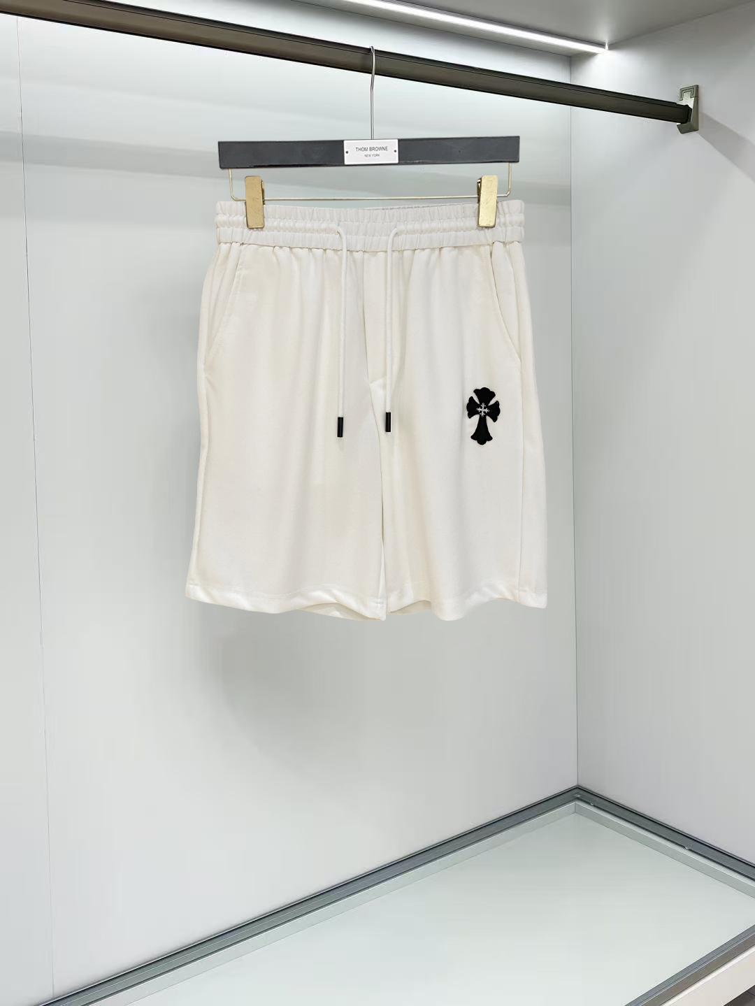 NO:912000,Kroxin 2026 spring and summer new men's casual shorts, five-quarter pants, high-end goods, simple, fashionable and generous, customized original imported fabrics, simple and refreshing, high-quality workmanship details, exquisite, simple and generous, versatile style, elegant and handsome upper body, brand new sense of sight!  The appearance is incomparable, the details are in place, and the upper body is not picky!  Size M-3xL,,chrome hearts,shorts,19860909克罗心 2026春夏新款男士休闲短裤 五分裤 高端货简洁时尚大方定制原版进口面料简洁利落又清爽品质做工细节精美简约大方百搭款 上身优雅帅气,焕然一新的即视感！品相无敌,细节都很到位,上身不挑人！ 码数M-3xL,,chrome hearts,shorts,,Men's clothing