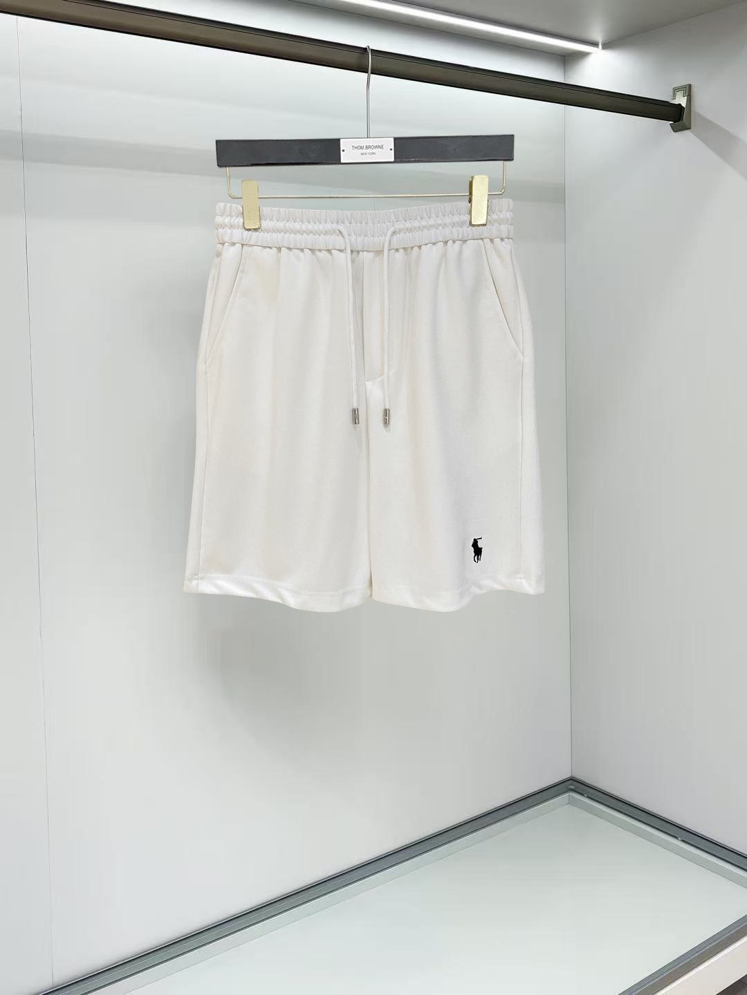 NO:911937,polo 2026 spring and summer new men's casual shorts, three-quarter pants, high-end goods, simple, fashionable and generous, customized original imported fabrics, simple and refreshing, high-quality workmanship details, exquisite, simple and generous, versatile style, elegant and handsome upper body, brand new sense of sight!  The appearance is incomparable, the details are in place, and the upper body is not picky!  Code number M-3xL,,shorts,19860909polo 2026春夏新款男士休闲短裤 五分裤 高端货简洁时尚大方定制原版进口面料简洁利落又清爽品质做工细节精美简约大方百搭款 上身优雅帅气,焕然一新的即视感！品相无敌,细节都很到位,上身不挑人！ 码数M-3xL,,shorts,,Men's clothing
