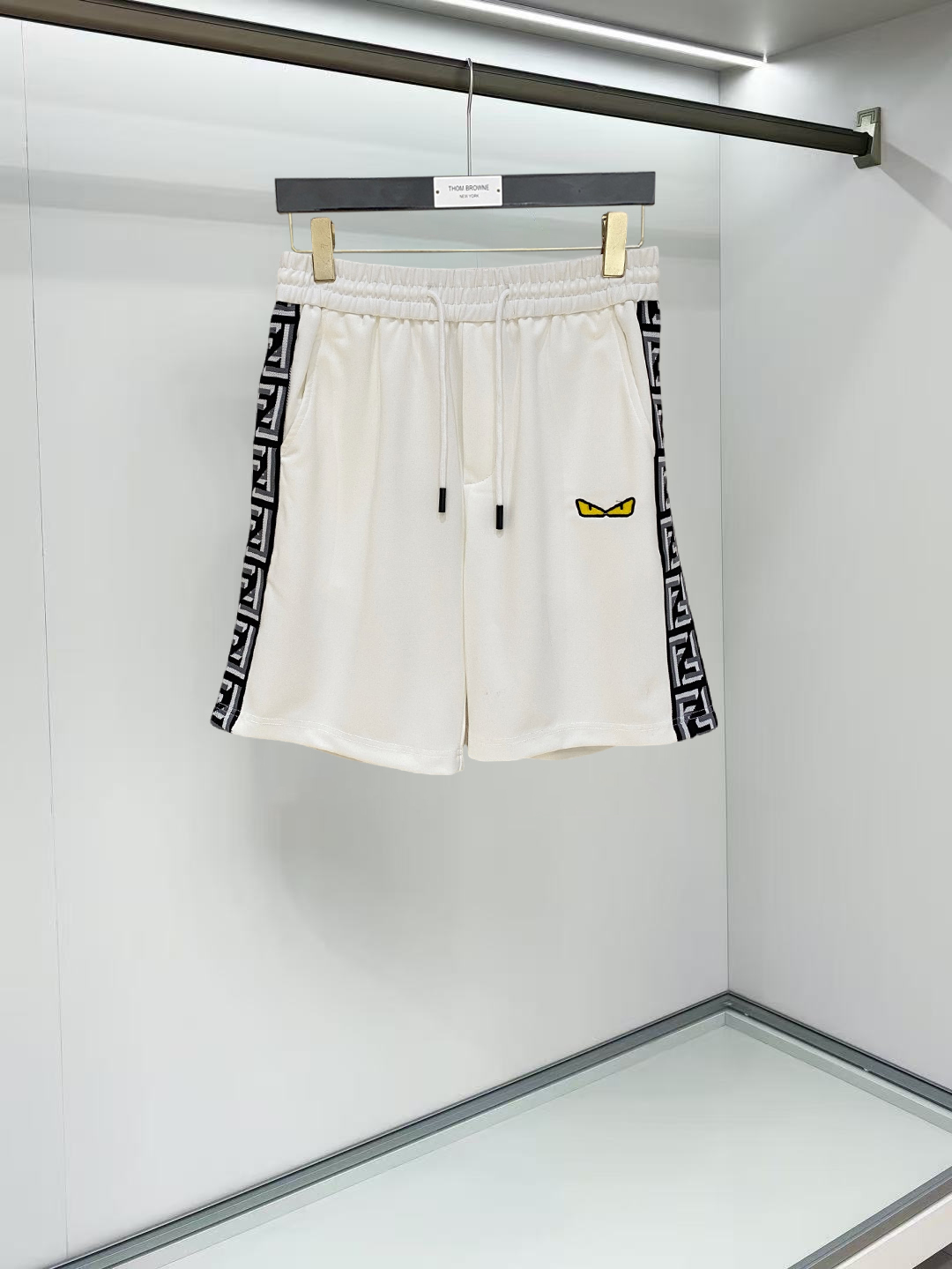 NO:911940,Fendi 2026 spring and summer new men's casual shorts, three-quarter pants, high-end goods, simple, fashionable and generous, customized original imported fabrics, simple and refreshing, high-quality workmanship details, exquisite, simple and generous, versatile style, elegant and handsome upper body, brand new sense of sight!  The appearance is incomparable, the details are in place, and the upper body is not picky!  Size M-3xL,,fendi,shorts,19860909芬迪 2026春夏新款男士休闲短裤 五分裤 高端货简洁时尚大方定制原版进口面料简洁利落又清爽品质做工细节精美简约大方百搭款 上身优雅帅气,焕然一新的即视感！品相无敌,细节都很到位,上身不挑人！ 码数M-3xL,,fendi,shorts,,Men's clothing