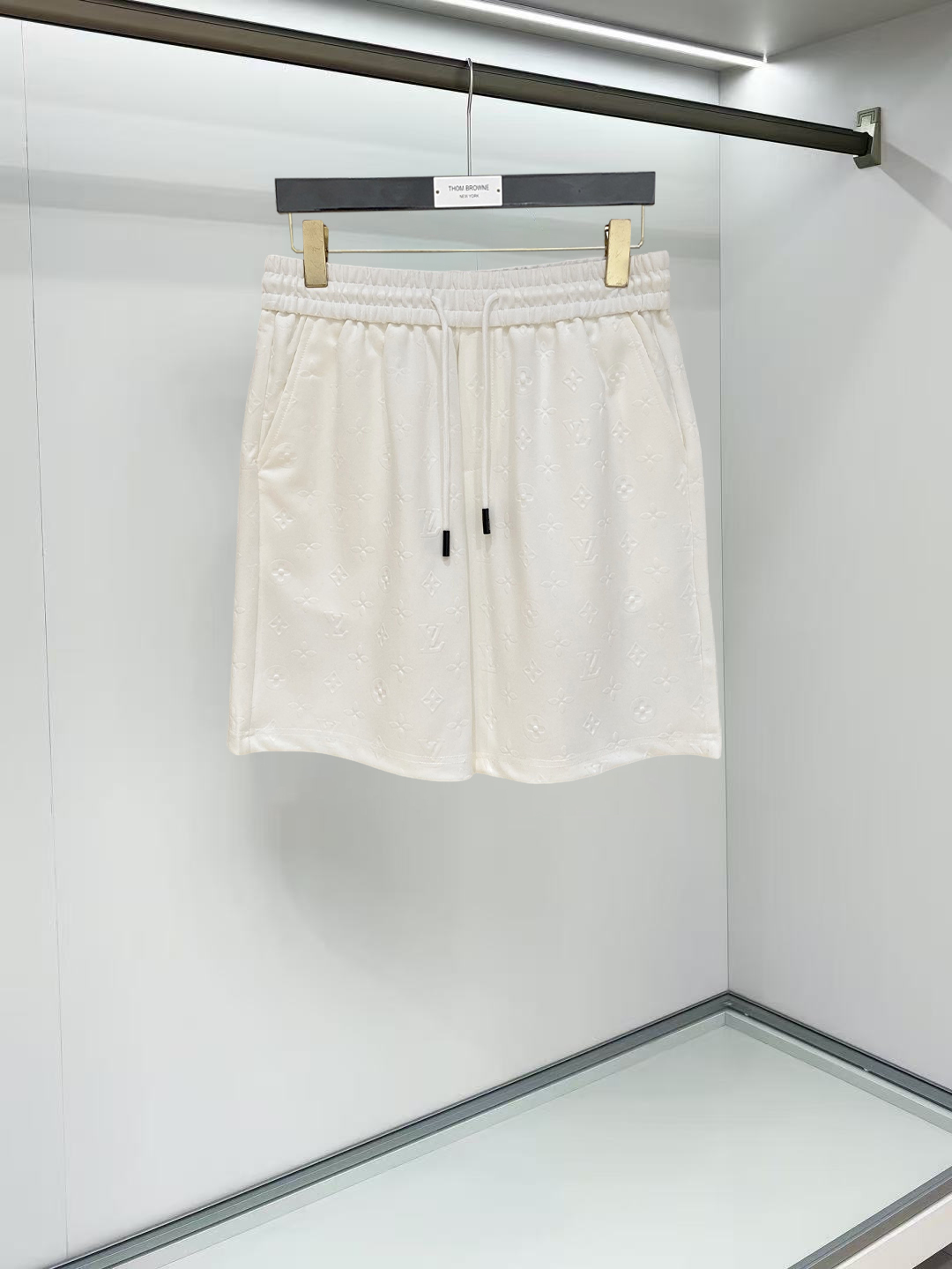 NO:911944,LV 2026 spring and summer new men's casual shorts, three-quarter pants, high-end goods, simple, fashionable and generous, customized original imported fabrics, simple and refreshing, high-quality workmanship details, exquisite, simple and generous, versatile style, elegant and handsome upper body, brand new sense of sight!  The appearance is incomparable, the details are in place, and the upper body is not picky!  Size M-3xL,,louis vuitton,shorts,19860909LV 2026春夏新款男士休闲短裤 五分裤 高端货简洁时尚大方定制原版进口面料简洁利落又清爽品质做工细节精美简约大方百搭款 上身优雅帅气,焕然一新的即视感！品相无敌,细节都很到位,上身不挑人！ 码数M-3xL,,louis vuitton,shorts,,Men's clothing