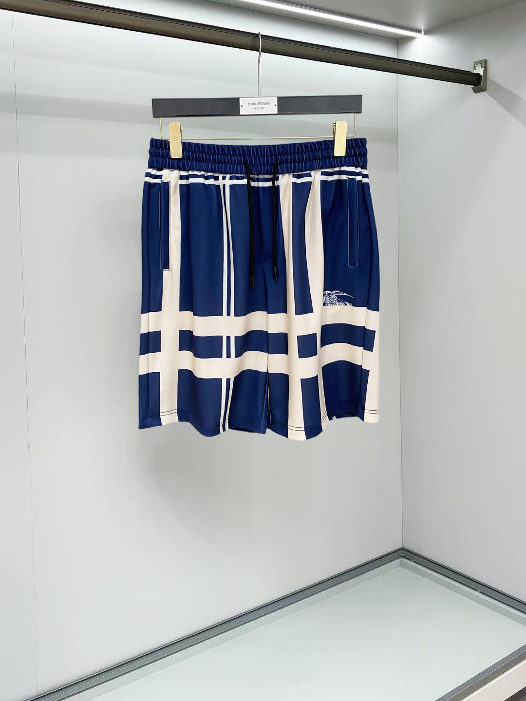 NO:911949,Burberry 2026 spring and summer new men's casual shorts, five-quarter pants, high-end goods, simple, fashionable and generous, customized original imported fabrics, simple and refreshing, high-quality workmanship details, exquisite, simple and generous, versatile style, elegant and handsome upper body, brand new sense of sight!  The appearance is incomparable, the details are in place, and the upper body is not picky!  Size M-3xL,,burberry,shorts,19860909巴宝莉 2026春夏新款男士休闲短裤 五分裤 高端货简洁时尚大方定制原版进口面料简洁利落又清爽品质做工细节精美简约大方百搭款 上身优雅帅气,焕然一新的即视感！品相无敌,细节都很到位,上身不挑人！ 码数M-3xL,,burberry,shorts,,Men's clothing