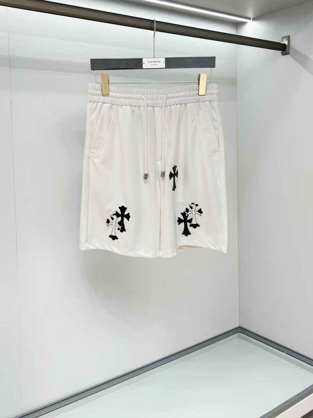 NO:911954,Kroxin 2026 spring and summer new men's casual shorts, five-quarter pants, high-end goods, simple, fashionable and generous, customized original imported fabrics, simple and refreshing, high-quality workmanship details, exquisite, simple and generous, versatile style, elegant and handsome upper body, brand new sense of sight!  The appearance is incomparable, the details are in place, and the upper body is not picky!  Size M-3xL,,chrome hearts,shorts,19860909克罗心 2026春夏新款男士休闲短裤 五分裤 高端货简洁时尚大方定制原版进口面料简洁利落又清爽品质做工细节精美简约大方百搭款 上身优雅帅气,焕然一新的即视感！品相无敌,细节都很到位,上身不挑人！ 码数M-3xL,,chrome hearts,shorts,,Men's clothing