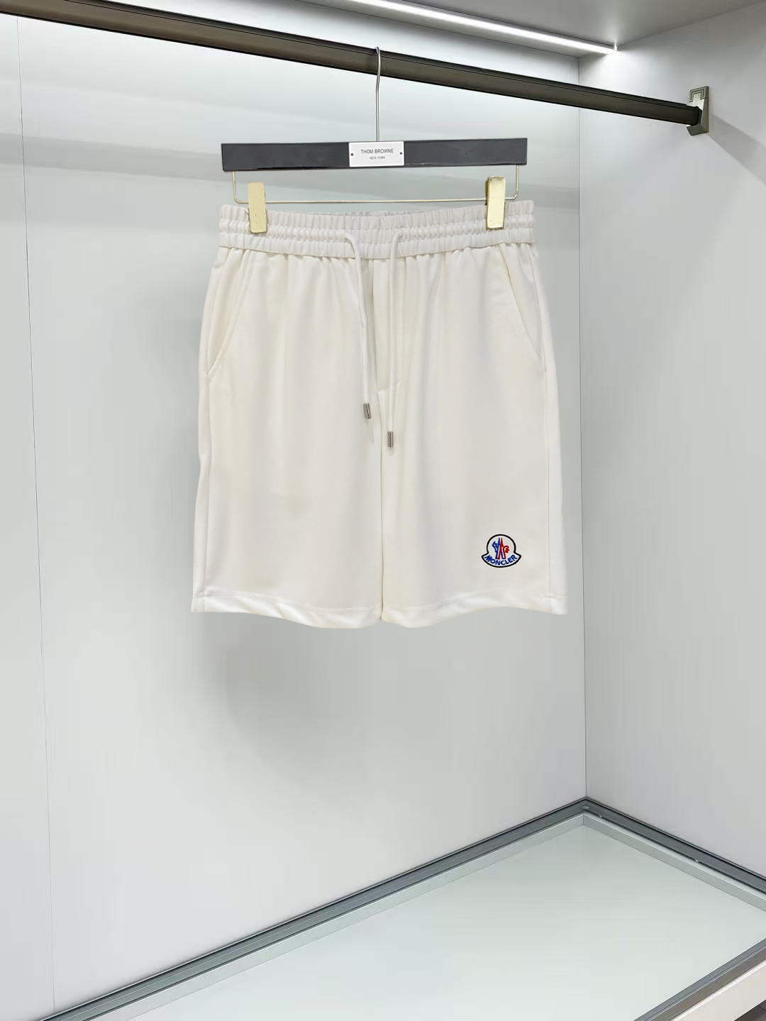NO:911959,Mengkou 2026 spring and summer new men's casual shorts, five-quarter pants, high-end goods, simple, fashionable and generous, customized original imported fabrics, simple and refreshing, high-quality workmanship details, exquisite, simple and generous, versatile style, elegant and handsome upper body, brand new sense of sight!  The appearance is incomparable, the details are in place, and the upper body is not picky!  Size M-3xL,,Moncler,shorts,19860909蒙口 2026春夏新款男士休闲短裤 五分裤 高端货简洁时尚大方定制原版进口面料简洁利落又清爽品质做工细节精美简约大方百搭款 上身优雅帅气,焕然一新的即视感！品相无敌,细节都很到位,上身不挑人！ 码数M-3xL,,Moncler,shorts,,Men's clothing