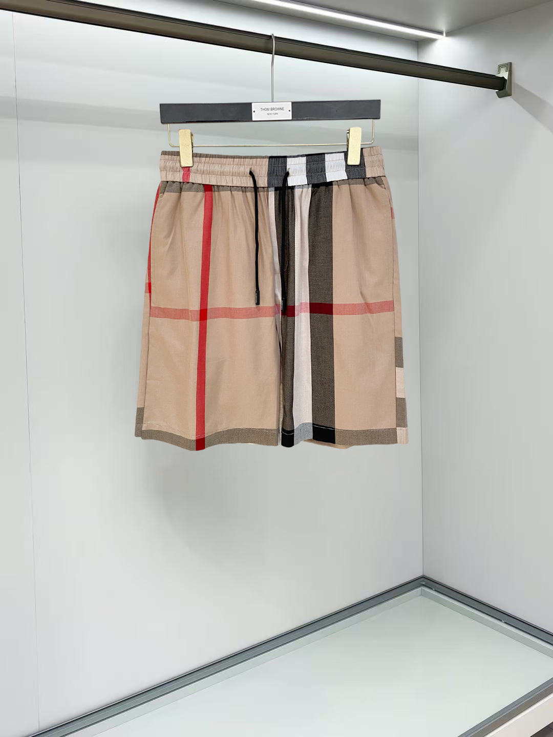 NO:911964,Burberry 2026 spring and summer new men's casual shorts, five-quarter pants, high-end goods, simple, fashionable and generous, customized original imported fabrics, simple and refreshing, high-quality workmanship details, exquisite, simple and generous, versatile style, elegant and handsome upper body, brand new sense of sight!  The appearance is incomparable, the details are in place, and the upper body is not picky!  Size M-3xL,,burberry,shorts,19860909巴宝莉 2026春夏新款男士休闲短裤 五分裤 高端货简洁时尚大方定制原版进口面料简洁利落又清爽品质做工细节精美简约大方百搭款 上身优雅帅气,焕然一新的即视感！品相无敌,细节都很到位,上身不挑人！ 码数M-3xL,,burberry,shorts,,Men's clothing