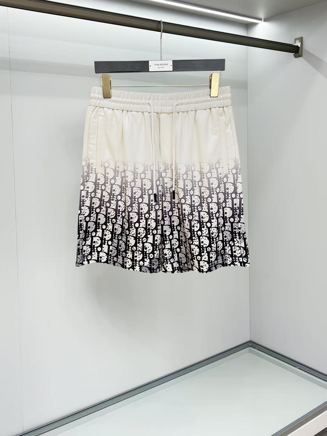 NO:911995,Dior 2026 spring and summer new men's casual shorts, three-quarter pants, high-end goods, simple, fashionable and generous, customized original imported fabrics, simple and refreshing, high-quality workmanship details, exquisite, simple and generous, versatile style, elegant and handsome upper body, brand new sense of sight!  The appearance is incomparable, the details are in place, and the upper body is not picky!  Size M-3xL,,dior,shorts,19860909迪奥 2026春夏新款男士休闲短裤 五分裤 高端货简洁时尚大方定制原版进口面料简洁利落又清爽品质做工细节精美简约大方百搭款 上身优雅帅气,焕然一新的即视感！品相无敌,细节都很到位,上身不挑人！ 码数M-3xL,,dior,shorts,,Men's clothing