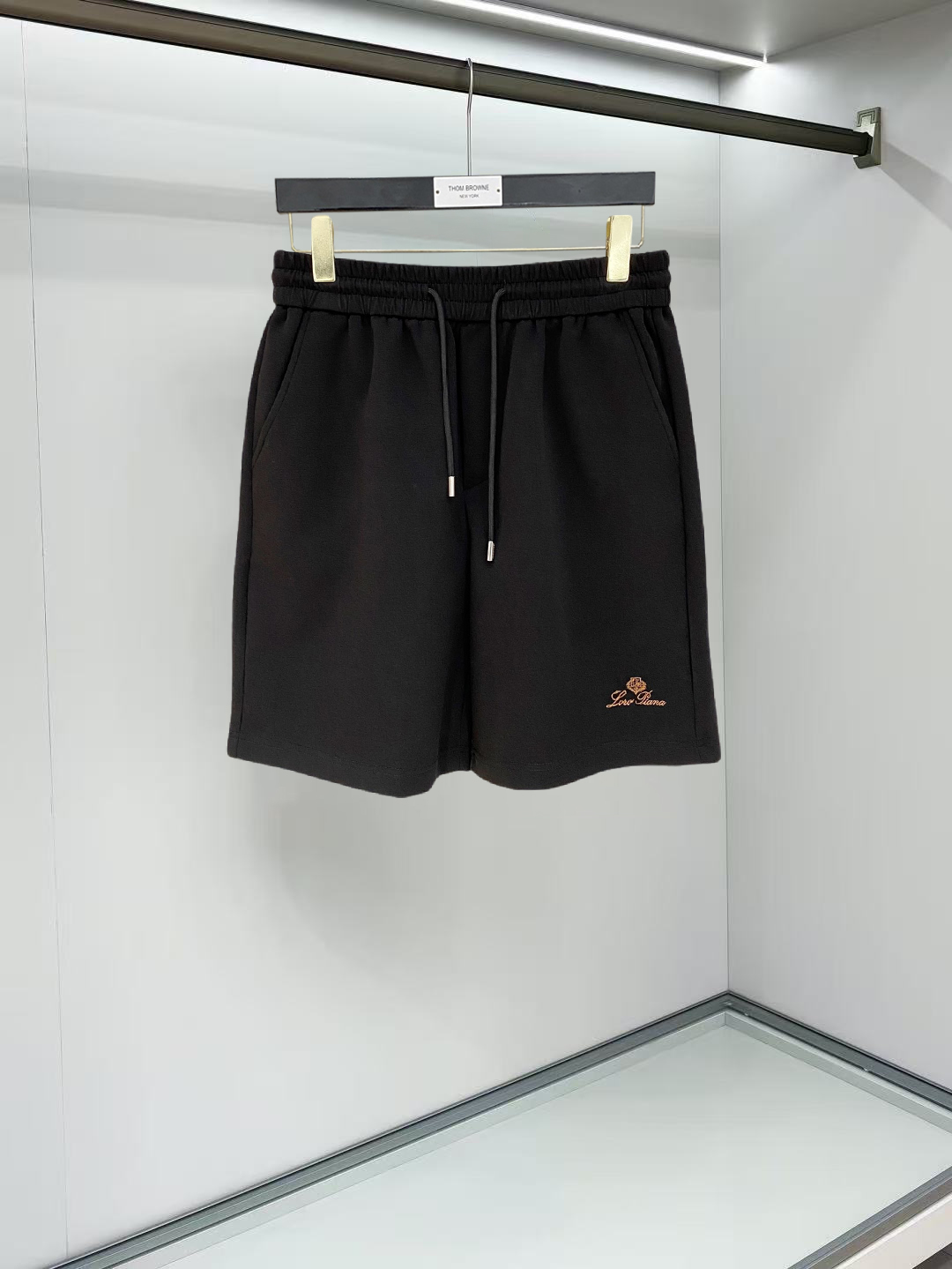 NO:911966,LP 1916 spring and summer new men's casual shorts, three-quarter pants, high-end goods, simple, fashionable and generous, customized original imported fabrics, simple and refreshing, high-quality workmanship details, exquisite, simple and generous, versatile style, elegant and handsome upper body, brand new sense of sight!  The appearance is incomparable, the details are in place, and the upper body is not picky!  Size M-3xL,,loro piana,shorts,19860909LP 1916春夏新款男士休闲短裤 五分裤 高端货简洁时尚大方定制原版进口面料简洁利落又清爽品质做工细节精美简约大方百搭款 上身优雅帅气,焕然一新的即视感！品相无敌,细节都很到位,上身不挑人！ 码数M-3xL,,loro piana,shorts,,Men's clothing
