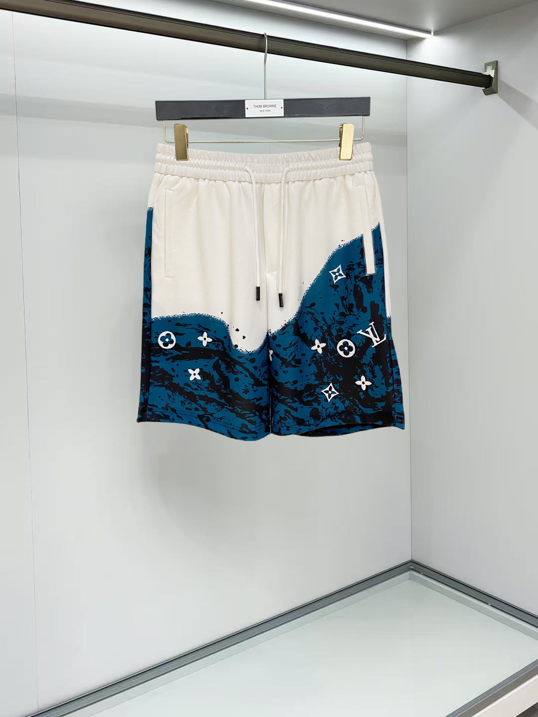 NO:911969,LV 2026 spring and summer new men's casual shorts, three-quarter pants, high-end goods, simple, fashionable and generous, customized original imported fabrics, simple and refreshing, high-quality workmanship details, exquisite, simple and generous, versatile style, elegant and handsome upper body, brand new sense of sight!  The appearance is incomparable, the details are in place, and the upper body is not picky!  Size M-3xL,,louis vuitton,shorts,19860909LV 2026春夏新款男士休闲短裤 五分裤 高端货简洁时尚大方定制原版进口面料简洁利落又清爽品质做工细节精美简约大方百搭款 上身优雅帅气,焕然一新的即视感！品相无敌,细节都很到位,上身不挑人！ 码数M-3xL,,louis vuitton,shorts,,Men's clothing