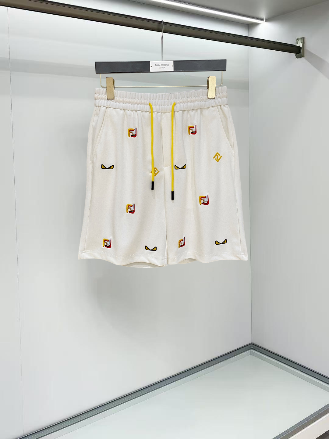 NO:911974,Fendi 2026 spring and summer new men's casual shorts, three-quarter pants, high-end goods, simple, fashionable and generous, customized original imported fabrics, simple and refreshing, high-quality workmanship details, exquisite, simple and generous, versatile style, elegant and handsome upper body, brand new sense of sight!  The appearance is incomparable, the details are in place, and the upper body is not picky!  Size M-3xL,,fendi,shorts,19860909芬迪 2026春夏新款男士休闲短裤 五分裤 高端货简洁时尚大方定制原版进口面料简洁利落又清爽品质做工细节精美简约大方百搭款 上身优雅帅气,焕然一新的即视感！品相无敌,细节都很到位,上身不挑人！ 码数M-3xL,,fendi,shorts,,Men's clothing