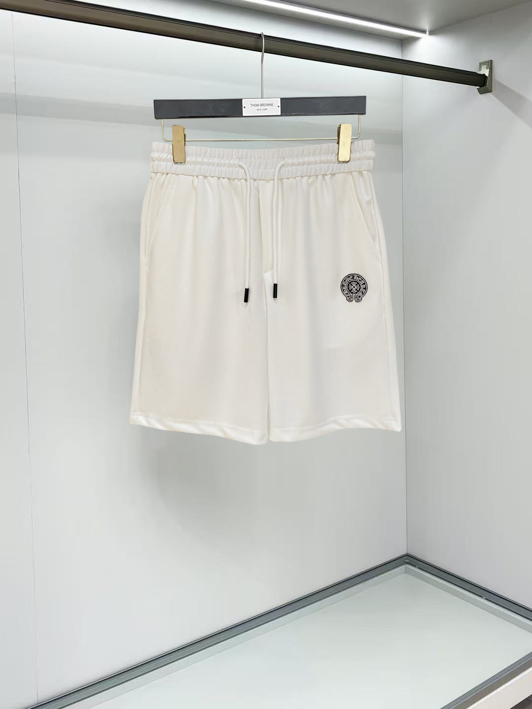 NO:911979,Kroxin 2026 spring and summer new men's casual shorts, five-quarter pants, high-end goods, simple, fashionable and generous, customized original imported fabrics, simple and refreshing, high-quality workmanship details, exquisite, simple and generous, versatile style, elegant and handsome upper body, brand new sense of sight!  The appearance is incomparable, the details are in place, and the upper body is not picky!  Size M-3xL,,chrome hearts,shorts,19860909克罗心 2026春夏新款男士休闲短裤 五分裤 高端货简洁时尚大方定制原版进口面料简洁利落又清爽品质做工细节精美简约大方百搭款 上身优雅帅气,焕然一新的即视感！品相无敌,细节都很到位,上身不挑人！ 码数M-3xL,,chrome hearts,shorts,,Men's clothing