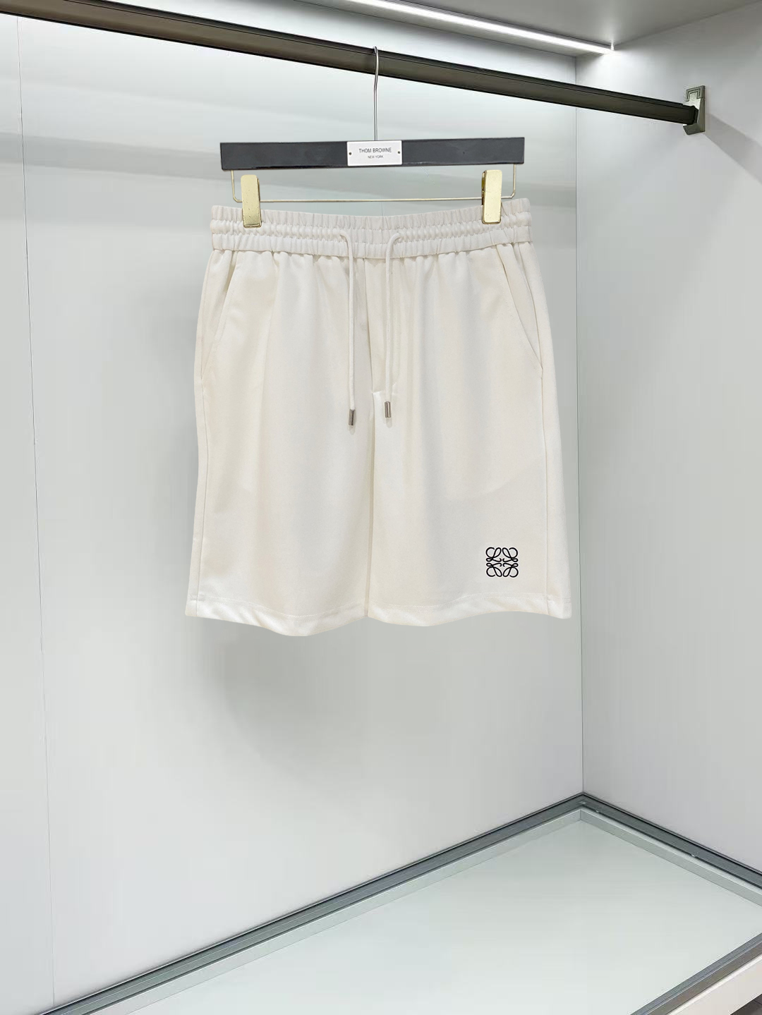 NO:911984,Loewe 2026 spring and summer new men's casual shorts, three-quarter pants, high-end goods, simple, fashionable and generous, customized original imported fabrics, simple and refreshing, high-quality workmanship details, exquisite, simple and generous, versatile style, elegant and handsome upper body, brand new sense of sight!  The appearance is incomparable, the details are in place, and the upper body is not picky!  Size M-3xL,,loewe,shorts,19860909罗意威 2026春夏新款男士休闲短裤 五分裤 高端货简洁时尚大方定制原版进口面料简洁利落又清爽品质做工细节精美简约大方百搭款 上身优雅帅气,焕然一新的即视感！品相无敌,细节都很到位,上身不挑人！ 码数M-3xL,,loewe,shorts,,Men's clothing