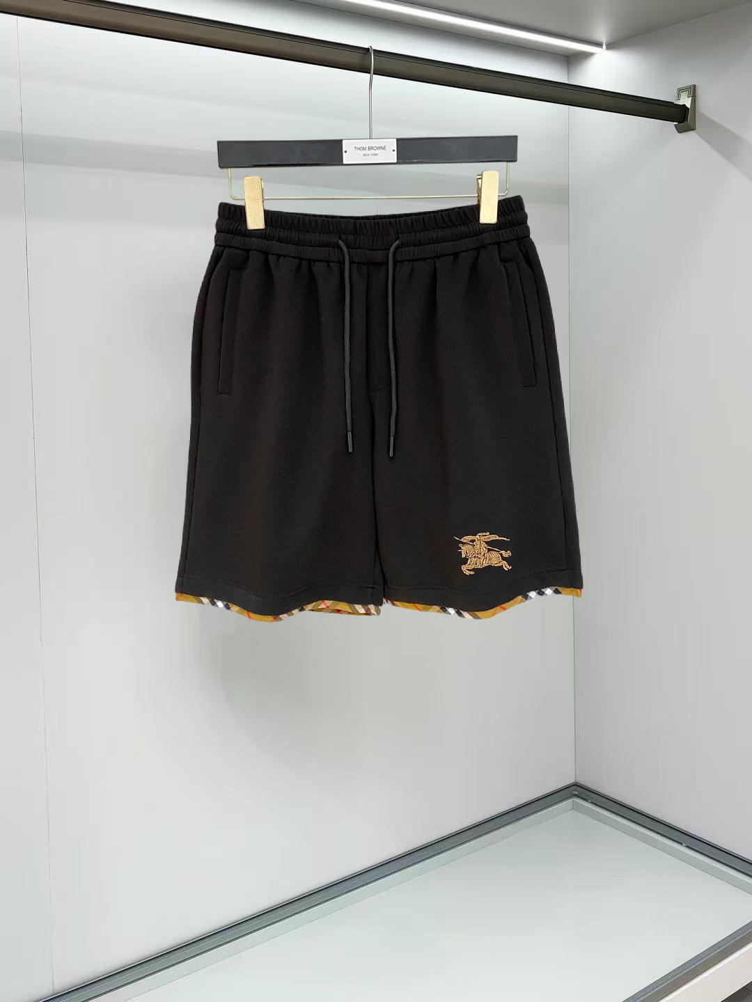 NO:911987,Burberry 2026 spring and summer new men's casual shorts, five-quarter pants, high-end goods, simple, fashionable and generous, customized original imported fabrics, simple and refreshing, high-quality workmanship details, exquisite, simple and generous, versatile style, elegant and handsome upper body, brand new sense of sight!  The appearance is incomparable, the details are in place, and the upper body is not picky!  Size M-3xL,,burberry,shorts,19860909巴宝莉 2026春夏新款男士休闲短裤 五分裤 高端货简洁时尚大方定制原版进口面料简洁利落又清爽品质做工细节精美简约大方百搭款 上身优雅帅气,焕然一新的即视感！品相无敌,细节都很到位,上身不挑人！ 码数M-3xL,,burberry,shorts,,Men's clothing
