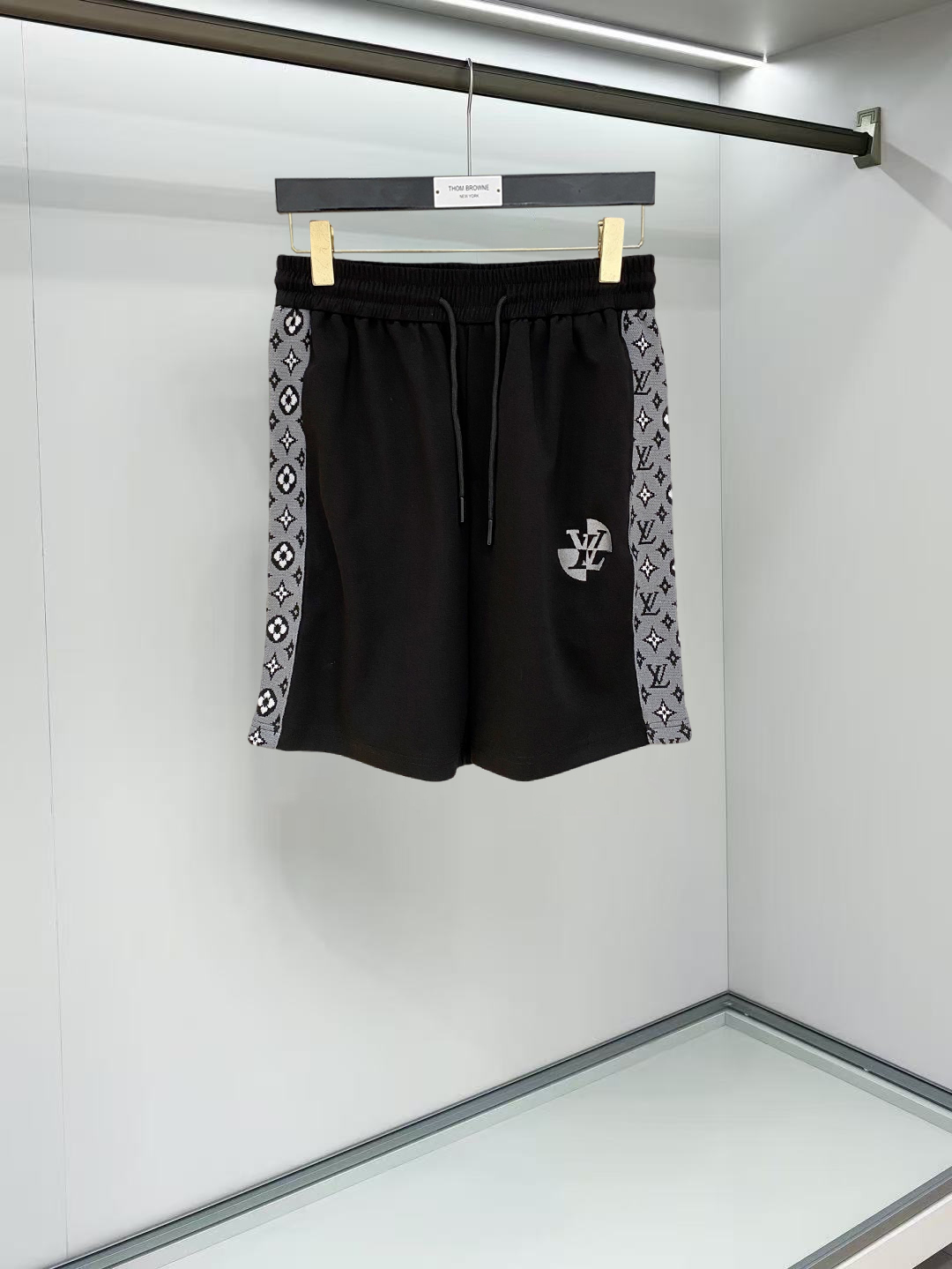 NO:911945,LV 2026 spring and summer new men's casual shorts, three-quarter pants, high-end goods, simple, fashionable and generous, customized original imported fabrics, simple and refreshing, high-quality workmanship details, exquisite, simple and generous, versatile style, elegant and handsome upper body, brand new sense of sight!  The appearance is incomparable, the details are in place, and the upper body is not picky!  Size M-3xL,,louis vuitton,shorts,19860909LV 2026春夏新款男士休闲短裤 五分裤 高端货简洁时尚大方定制原版进口面料简洁利落又清爽品质做工细节精美简约大方百搭款 上身优雅帅气,焕然一新的即视感！品相无敌,细节都很到位,上身不挑人！ 码数M-3xL,,louis vuitton,shorts,,Men's clothing