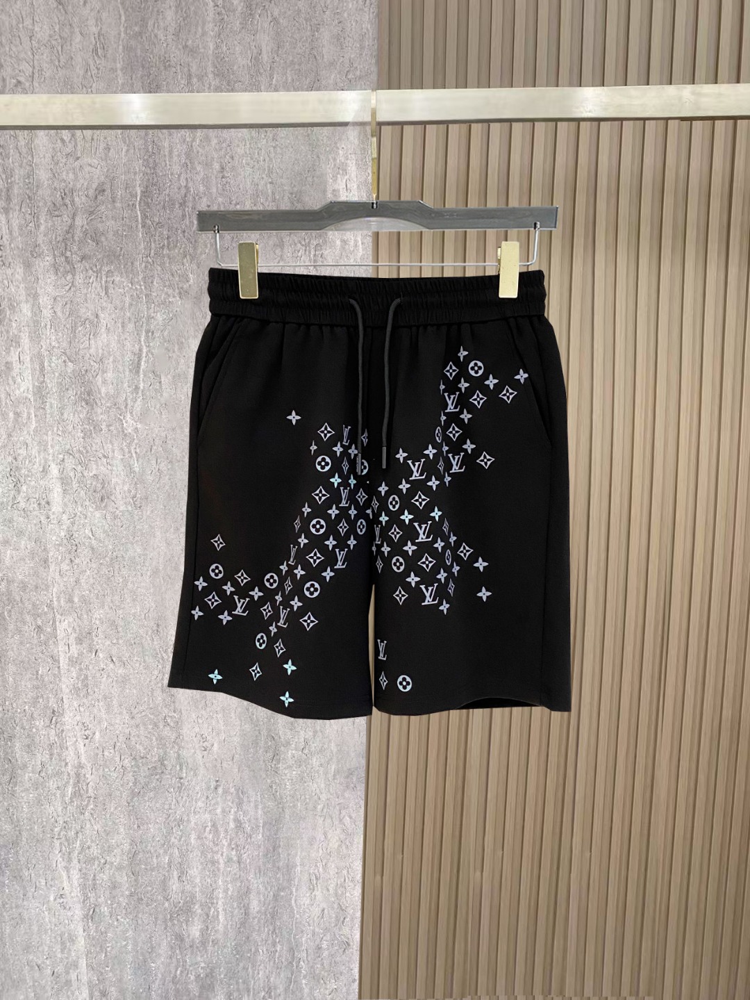 NO:872488,LV 2026 spring and summer new men's casual shorts, three-quarter pants, high-end goods, simple, fashionable and generous, customized original imported fabrics, simple and refreshing, high-quality workmanship details, exquisite, simple and generous, versatile style, elegant and handsome upper body, brand new sense of sight!  The appearance is incomparable, the details are in place, and the upper body is not picky!  Size M-3xL,,louis vuitton,shorts,19860909LV 2026春夏新款男士休闲短裤 五分裤 高端货简洁时尚大方定制原版进口面料简洁利落又清爽品质做工细节精美简约大方百搭款 上身优雅帅气,焕然一新的即视感！品相无敌,细节都很到位,上身不挑人！ 码数M-3xL,,louis vuitton,shorts,,Men's clothing
