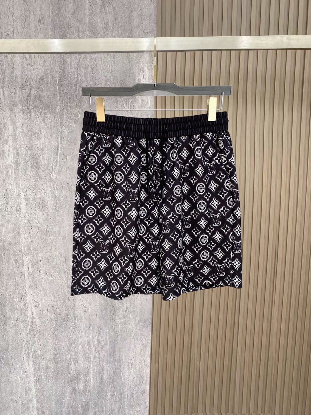 NO:914832,LV 2026 spring and summer new men's casual shorts, three-quarter pants, high-end goods, simple, fashionable and generous, customized original imported fabrics, simple and refreshing, high-quality workmanship details, exquisite, simple and generous, versatile style, elegant and handsome upper body, brand new sense of sight!  The appearance is incomparable, the details are in place, and the upper body is not picky!  Size M-3xL,,louis vuitton,shorts,19860909LV 2026春夏新款男士休闲短裤 五分裤 高端货简洁时尚大方定制原版进口面料简洁利落又清爽品质做工细节精美简约大方百搭款 上身优雅帅气,焕然一新的即视感！品相无敌,细节都很到位,上身不挑人！ 码数M-3xL,,louis vuitton,shorts,,Men's clothing
