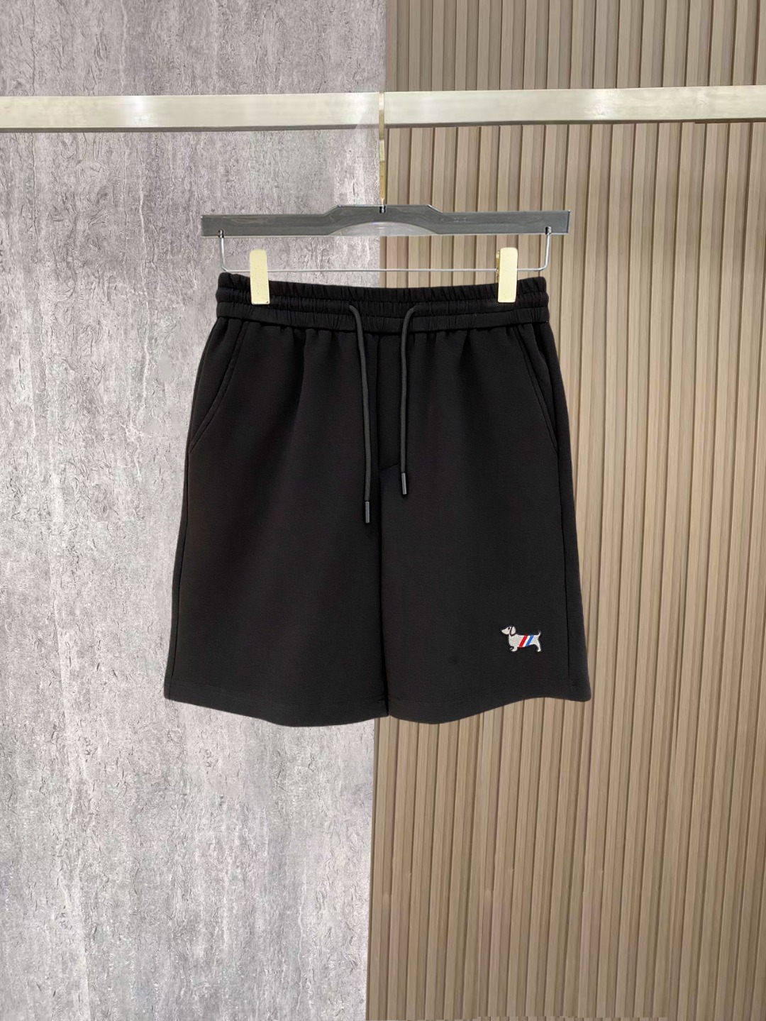 NO:836695,TB 2026 spring and summer new men's casual shorts, three-quarter pants, high-end goods, simple, fashionable and generous, customized original imported fabrics, simple and refreshing, high-quality workmanship details, exquisite, simple and generous, versatile style, elegant and handsome upper body, brand new sense of sight!  The appearance is incomparable, the details are in place, and the upper body is not picky!  Code number M-3xL,,shorts,19860909TB 2026春夏新款男士休闲短裤 五分裤 高端货简洁时尚大方定制原版进口面料简洁利落又清爽品质做工细节精美简约大方百搭款 上身优雅帅气,焕然一新的即视感！品相无敌,细节都很到位,上身不挑人！ 码数M-3xL,,shorts,,Men's clothing