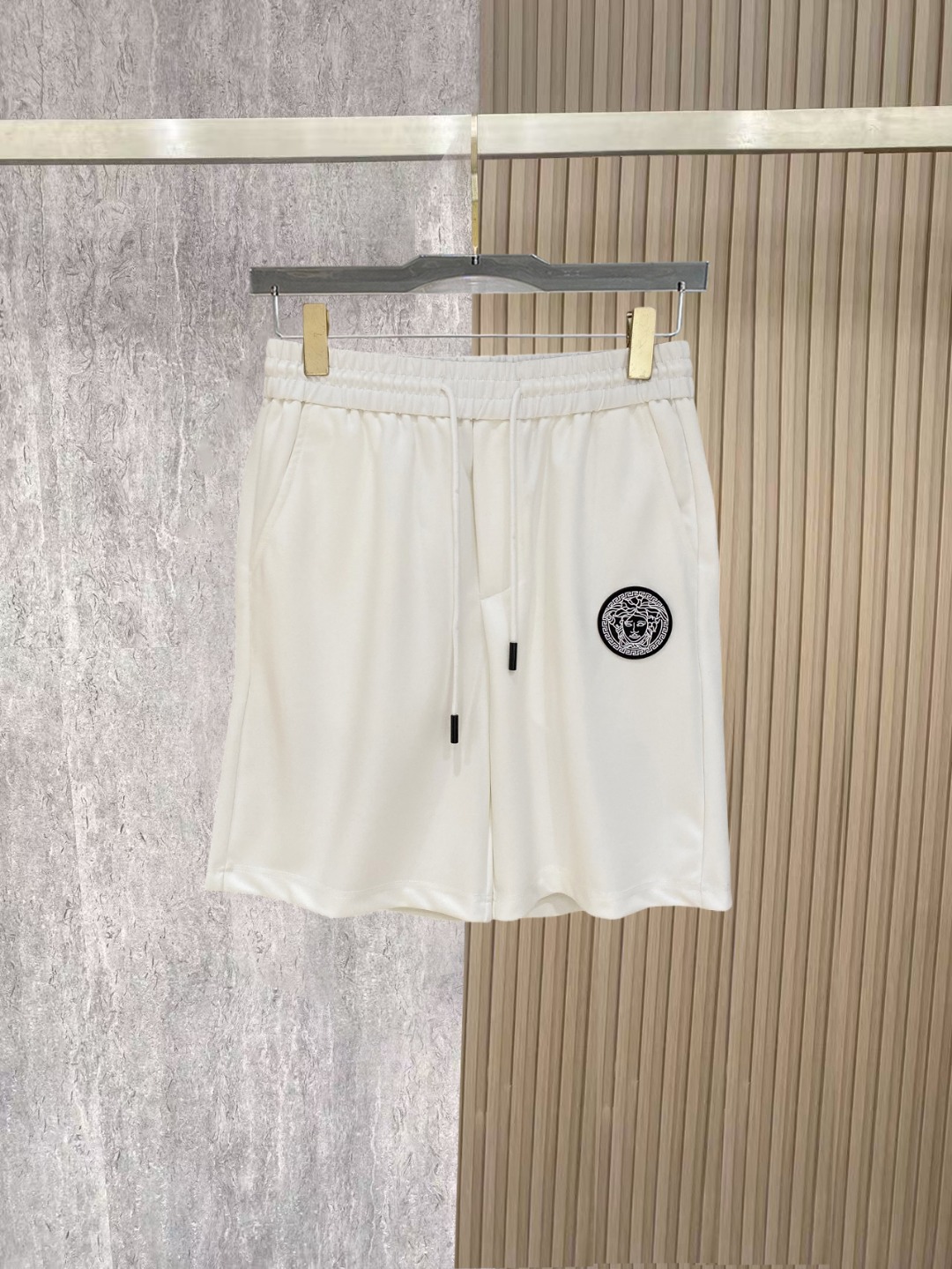 NO:838184,Versace 2026 spring and summer new men's casual shorts, three-quarter pants, high-end goods, simple, fashionable and generous, customized original imported fabrics, simple and refreshing, high-quality workmanship details, exquisite, simple and generous, versatile style, elegant and handsome upper body, brand new sense of sight!  The appearance is incomparable, the details are in place, and the upper body is not picky!  Size M-3xL,,versace,shorts,19860909范思哲 2026春夏新款男士休闲短裤 五分裤 高端货简洁时尚大方定制原版进口面料简洁利落又清爽品质做工细节精美简约大方百搭款 上身优雅帅气,焕然一新的即视感！品相无敌,细节都很到位,上身不挑人！ 码数M-3xL,,versace,shorts,,Men's clothing