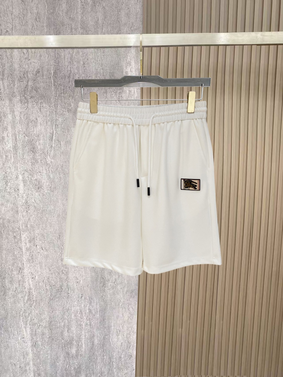 NO:838188,Burberry 2026 spring and summer new men's casual shorts, five-quarter pants, high-end goods, simple, fashionable and generous, customized original imported fabrics, simple and refreshing, high-quality workmanship details, exquisite, simple and generous, versatile style, elegant and handsome upper body, brand new sense of sight!  The appearance is incomparable, the details are in place, and the upper body is not picky!  Size M-3xL,,burberry,shorts,19860909巴宝莉 2026春夏新款男士休闲短裤 五分裤 高端货简洁时尚大方定制原版进口面料简洁利落又清爽品质做工细节精美简约大方百搭款 上身优雅帅气,焕然一新的即视感！品相无敌,细节都很到位,上身不挑人！ 码数M-3xL,,burberry,shorts,,Men's clothing