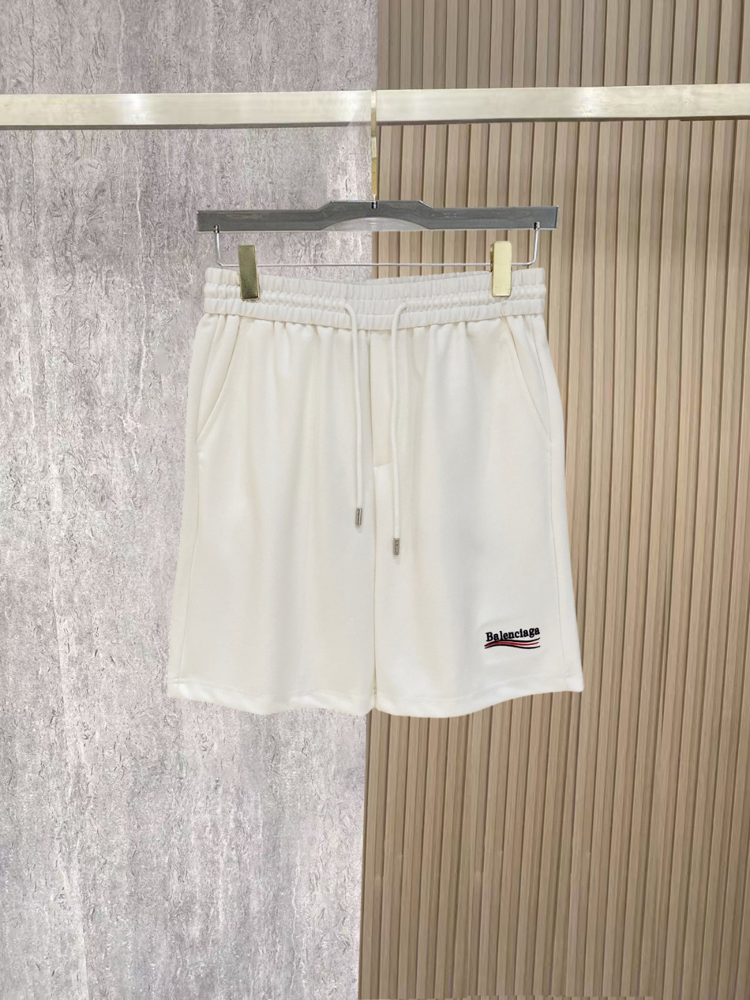 NO:838215,Balenciaga 2026 spring and summer new men's casual shorts, five-quarter pants, high-end goods, simple, fashionable and generous, customized original imported fabrics, simple and refreshing, high-quality workmanship details, exquisite, simple and generous, versatile style, elegant and handsome upper body, brand new sense of sight!  The appearance is incomparable, the details are in place, and the upper body is not picky!  Size M-3xL,,balenciaga,shorts,19860909巴黎世家 2026春夏新款男士休闲短裤 五分裤 高端货简洁时尚大方定制原版进口面料简洁利落又清爽品质做工细节精美简约大方百搭款 上身优雅帅气,焕然一新的即视感！品相无敌,细节都很到位,上身不挑人！ 码数M-3xL,,balenciaga,shorts,,Men's clothing