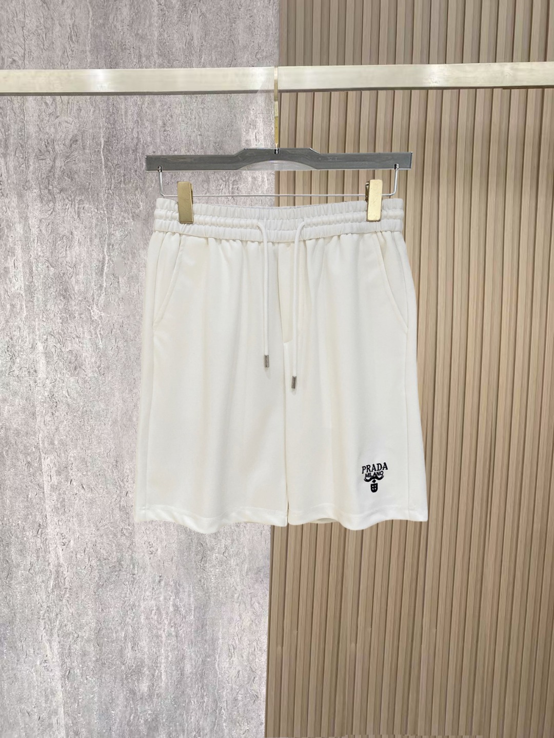 NO:838222,Prada 2026 spring and summer new men's casual shorts, three-quarter pants, high-end goods, simple, fashionable and generous, customized original imported fabrics, simple and refreshing, high-quality workmanship details, exquisite, simple and generous, versatile style, elegant and handsome upper body, brand new sense of sight!  The appearance is incomparable, the details are in place, and the upper body is not picky!  Size M-3xL,,prada,shorts,19860909普拉达 2026春夏新款男士休闲短裤 五分裤 高端货简洁时尚大方定制原版进口面料简洁利落又清爽品质做工细节精美简约大方百搭款 上身优雅帅气,焕然一新的即视感！品相无敌,细节都很到位,上身不挑人！ 码数M-3xL,,prada,shorts,,Men's clothing