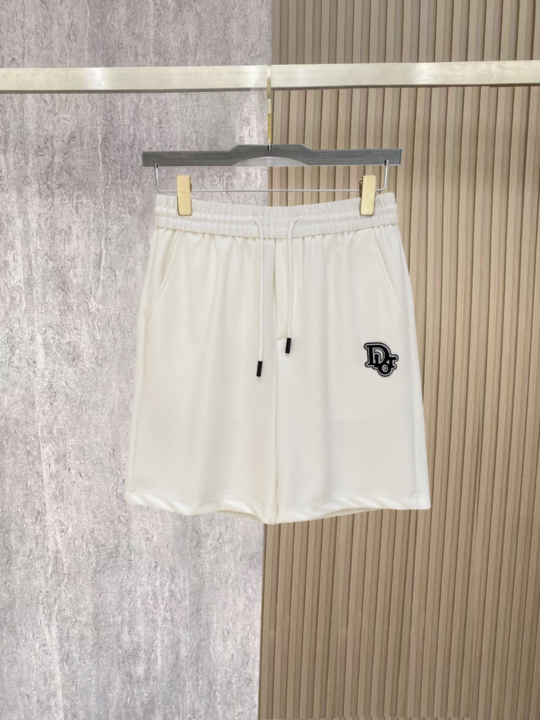 NO:838227,Dior 2026 spring and summer new men's casual shorts, three-quarter pants, high-end goods, simple, fashionable and generous, customized original imported fabrics, simple and refreshing, high-quality workmanship details, exquisite, simple and generous, versatile style, elegant and handsome upper body, brand new sense of sight!  The appearance is incomparable, the details are in place, and the upper body is not picky!  Size M-3xL,,dior,shorts,19860909迪奥 2026春夏新款男士休闲短裤 五分裤 高端货简洁时尚大方定制原版进口面料简洁利落又清爽品质做工细节精美简约大方百搭款 上身优雅帅气,焕然一新的即视感！品相无敌,细节都很到位,上身不挑人！ 码数M-3xL,,dior,shorts,,Men's clothing