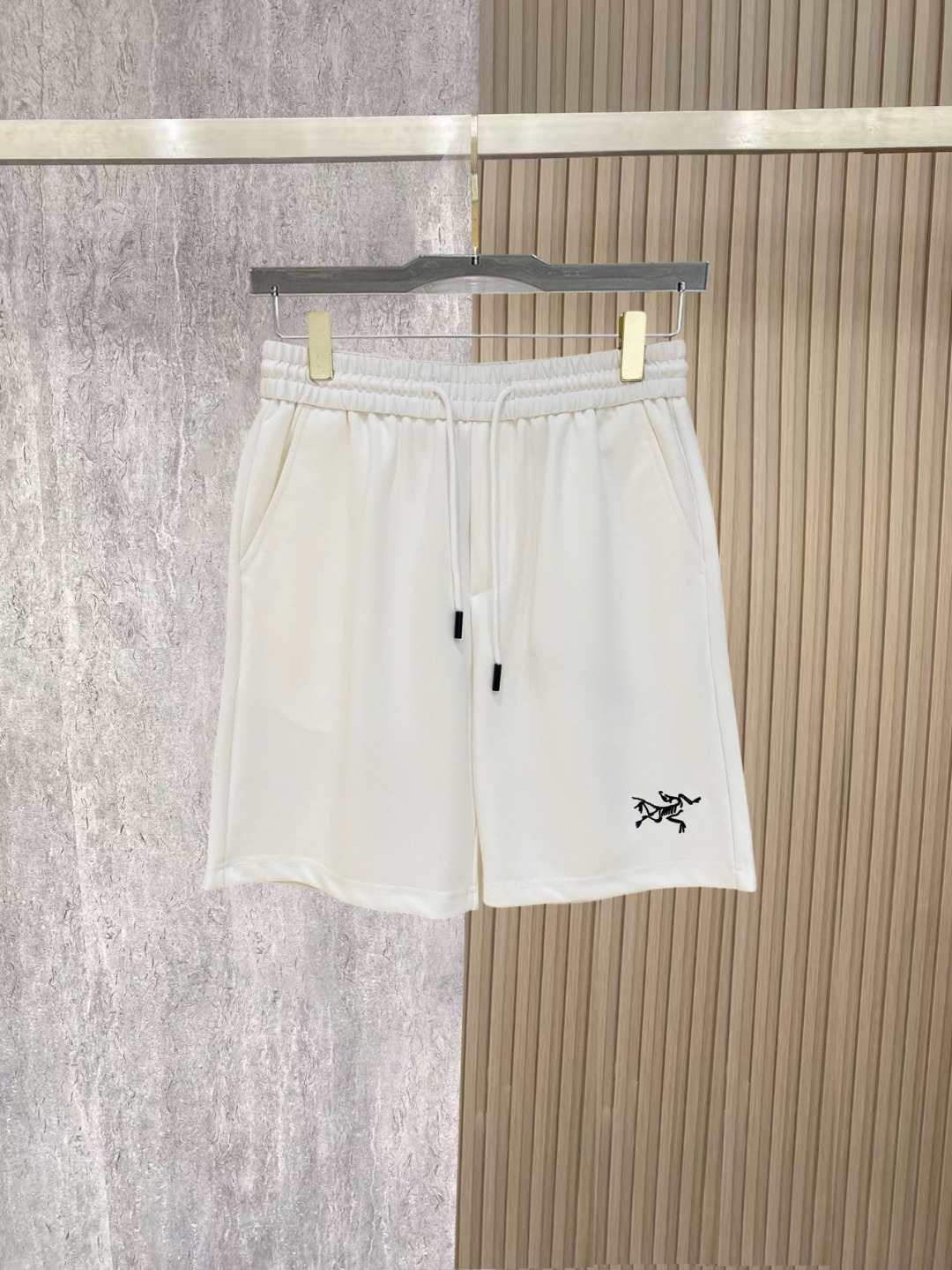 NO:838232,Arc'teryx 2026 spring and summer new men's casual shorts, five-quarter pants, high-end goods, simple, fashionable and generous, customized original imported fabrics, simple and refreshing, high-quality workmanship details, exquisite, simple and generous, versatile style, elegant and handsome upper body, brand new sense of sight!  The appearance is incomparable, the details are in place, and the upper body is not picky!  Code number M-3xL,arc'teryx,shorts,19860909始祖鸟 2026春夏新款男士休闲短裤 五分裤 高端货简洁时尚大方定制原版进口面料简洁利落又清爽品质做工细节精美简约大方百搭款 上身优雅帅气,焕然一新的即视感！品相无敌,细节都很到位,上身不挑人！ 码数M-3xL,arc'teryx,shorts,,Men's clothing