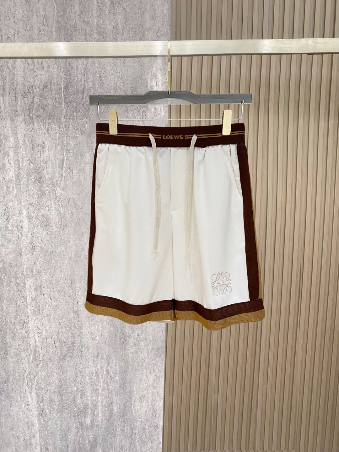NO:838240,Loewe 2026 spring and summer new men's casual shorts, three-quarter pants, high-end goods, simple, fashionable and generous, customized original imported fabrics, simple and refreshing, high-quality workmanship details, exquisite, simple and generous, versatile style, elegant and handsome upper body, brand new sense of sight!  The appearance is incomparable, the details are in place, and the upper body is not picky!  Size M-3xL,,loewe,shorts,19860909罗意威 2026春夏新款男士休闲短裤 五分裤 高端货简洁时尚大方定制原版进口面料简洁利落又清爽品质做工细节精美简约大方百搭款 上身优雅帅气,焕然一新的即视感！品相无敌,细节都很到位,上身不挑人！ 码数M-3xL,,loewe,shorts,,Men's clothing