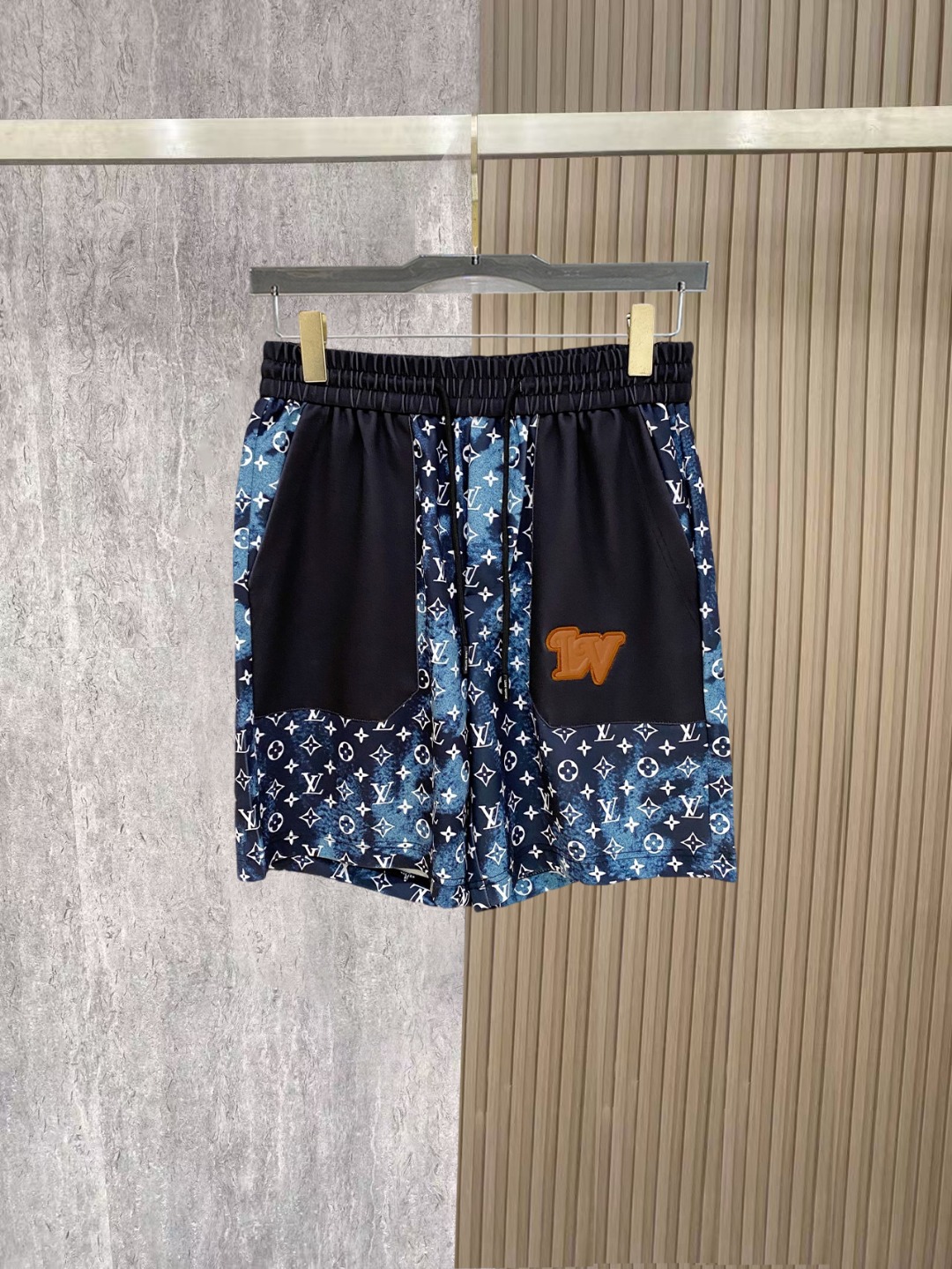 NO:838246,LV 2026 spring and summer new men's casual shorts, three-quarter pants, high-end goods, simple, fashionable and generous, customized original imported fabrics, simple and refreshing, high-quality workmanship details, exquisite, simple and generous, versatile style, elegant and handsome upper body, brand new sense of sight!  The appearance is incomparable, the details are in place, and the upper body is not picky!  Size M-3xL,,louis vuitton,shorts,19860909LV 2026春夏新款男士休闲短裤 五分裤 高端货简洁时尚大方定制原版进口面料简洁利落又清爽品质做工细节精美简约大方百搭款 上身优雅帅气,焕然一新的即视感！品相无敌,细节都很到位,上身不挑人！ 码数M-3xL,,louis vuitton,shorts,,Men's clothing