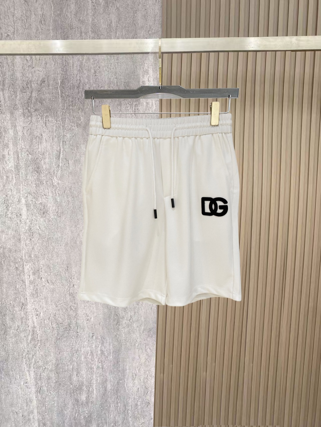NO:838250,DG 2026 new spring and summer men's casual shorts, three-quarter pants, high-end goods, simple, fashionable and generous, customized original imported fabrics, simple and refreshing, high-quality workmanship details, exquisite, simple and generous, versatile style, elegant and handsome upper body, brand new sense of sight!  The appearance is incomparable, the details are in place, and the upper body is not picky!  Code number M-3xL,,shorts,19860909DG 2026春夏新款男士休闲短裤 五分裤 高端货简洁时尚大方定制原版进口面料简洁利落又清爽品质做工细节精美简约大方百搭款 上身优雅帅气,焕然一新的即视感！品相无敌,细节都很到位,上身不挑人！ 码数M-3xL,,shorts,,Men's clothing