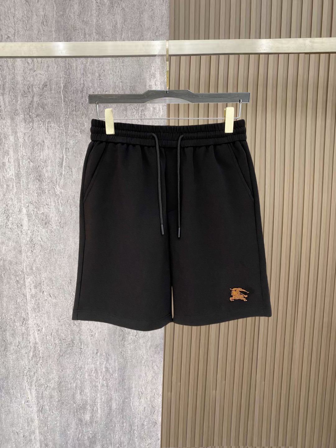 NO:872478,Burberry 2026 spring and summer new men's casual shorts, five-quarter pants, high-end goods, simple, fashionable and generous, customized original imported fabrics, simple and refreshing, high-quality workmanship details, exquisite, simple and generous, versatile style, elegant and handsome upper body, brand new sense of sight!  The appearance is incomparable, the details are in place, and the upper body is not picky!  Size M-3xL,,burberry,shorts,19860909巴宝莉 2026春夏新款男士休闲短裤 五分裤 高端货简洁时尚大方定制原版进口面料简洁利落又清爽品质做工细节精美简约大方百搭款 上身优雅帅气,焕然一新的即视感！品相无敌,细节都很到位,上身不挑人！ 码数M-3xL,,burberry,shorts,,Men's clothing